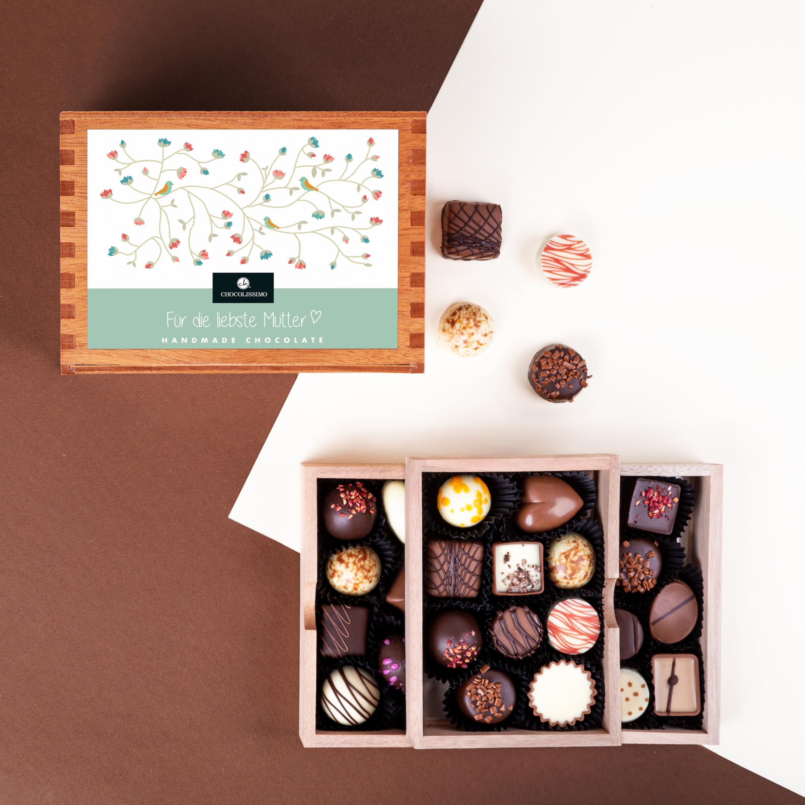 CHOCOLISSIMO - Geschenk Mama - Muttertag Süßigkeiten - Schokolade Geschenk für Mutter - 30 edle Pralinen in Holzbox - Geschenkidee Geburtstag, Jahrestag, Weihnachten für Mutti, Schwiegermutter