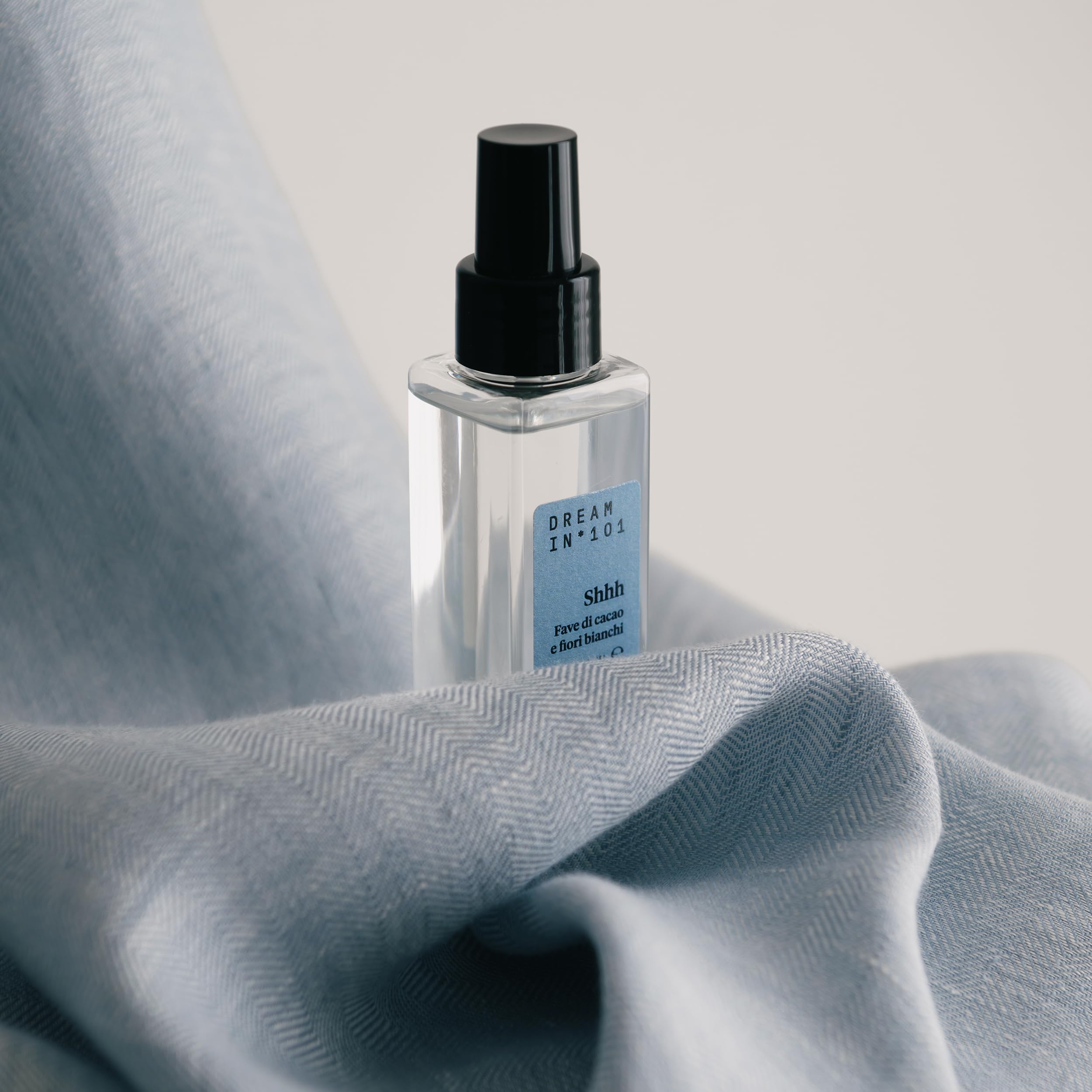 DREAMIN*101- Profumo Spray Tessuti Fragranza Fiori Bianchi e Fave di Cacao, Profumatore Cuscino e Letto Concilia Sonno e Relax, Pillow Spray Naturale Delicato, Profumi Made in Italy, 100 ml