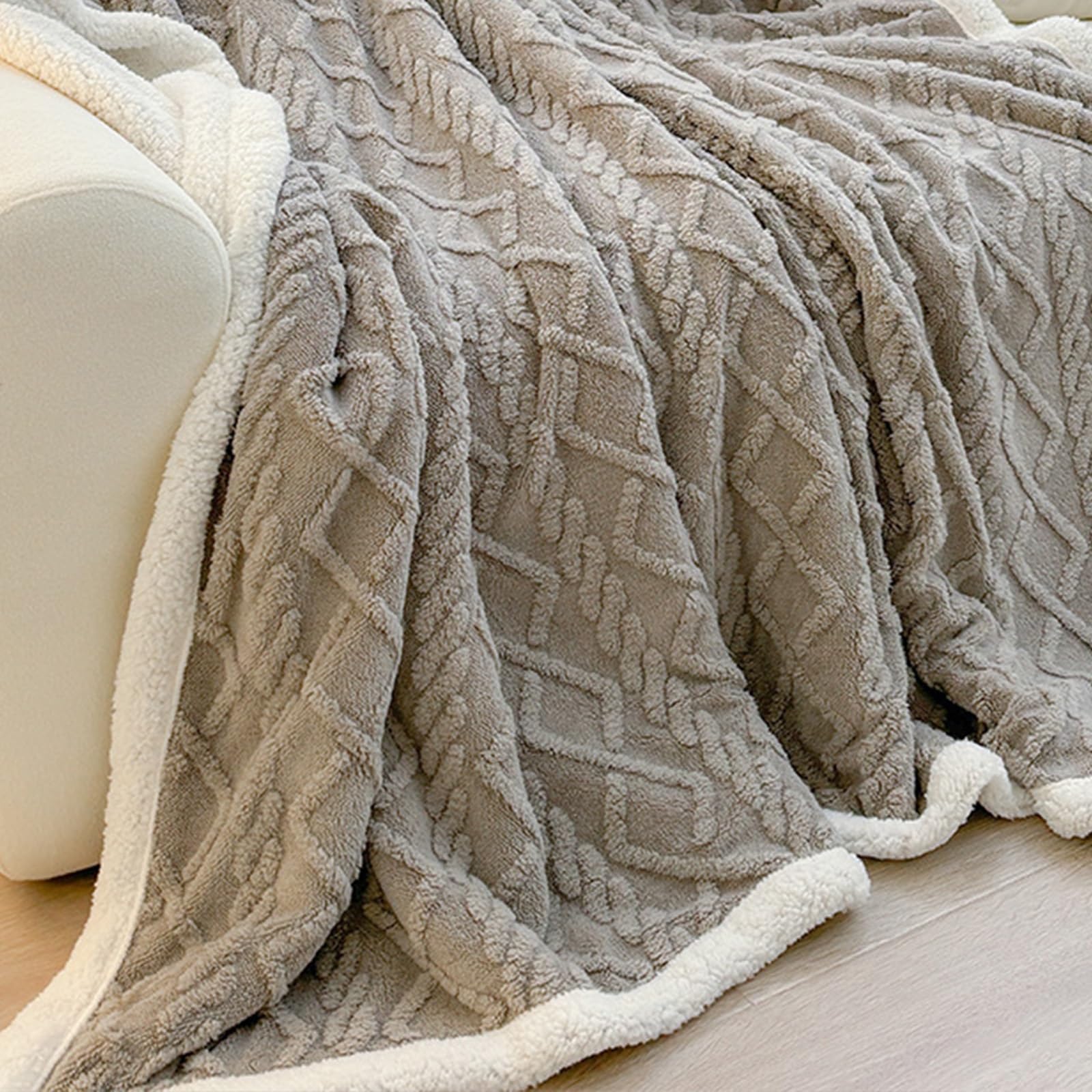 Couverture polaire d'hiver grise contre le froid dans la chambre enfant