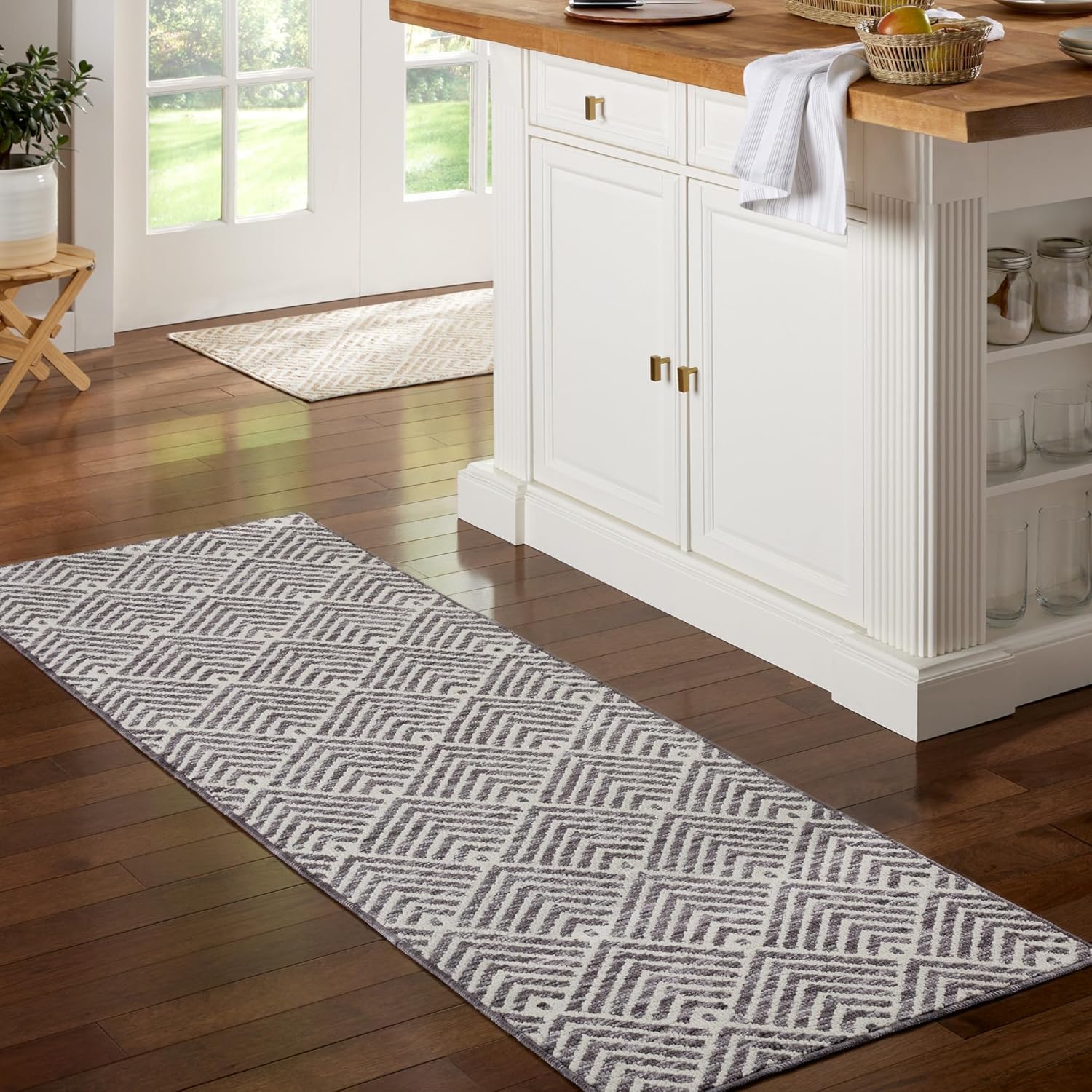 TOWN & COUNTRY EVERYDAY Walker Modern Stripe Everwash® Washable Multi-Use Decorative Rug, Tufted Kitchen Runner Rug, Low-Profile Door Mat, Bedroom Rug and Bath Rug with Non-Slip Backing, Grey, 24"x72"