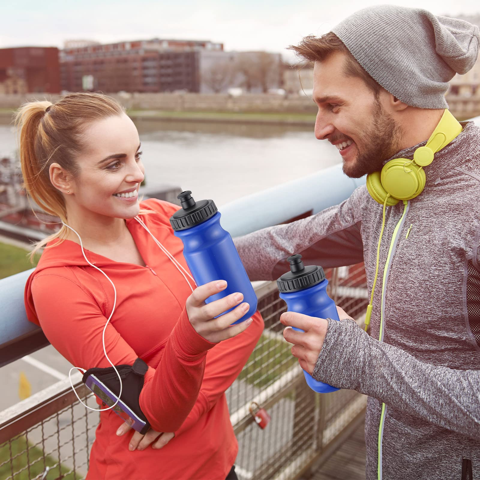 Confezione da 12 borracce sportive da 590 ml, con tappo facile da aprire/tirare, a prova di perdite, in plastica, senza BPA, per ciclismo, fitness, yoga, campeggio, allenamento all'aperto (blu)