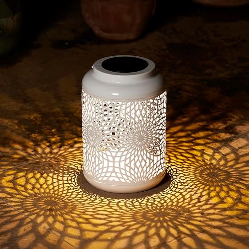 Farol solar para exteriores, impermeable, de metal blanco, hueco, funciona con energía solar, decorativo, casa de campo, luz amarilla cálida para