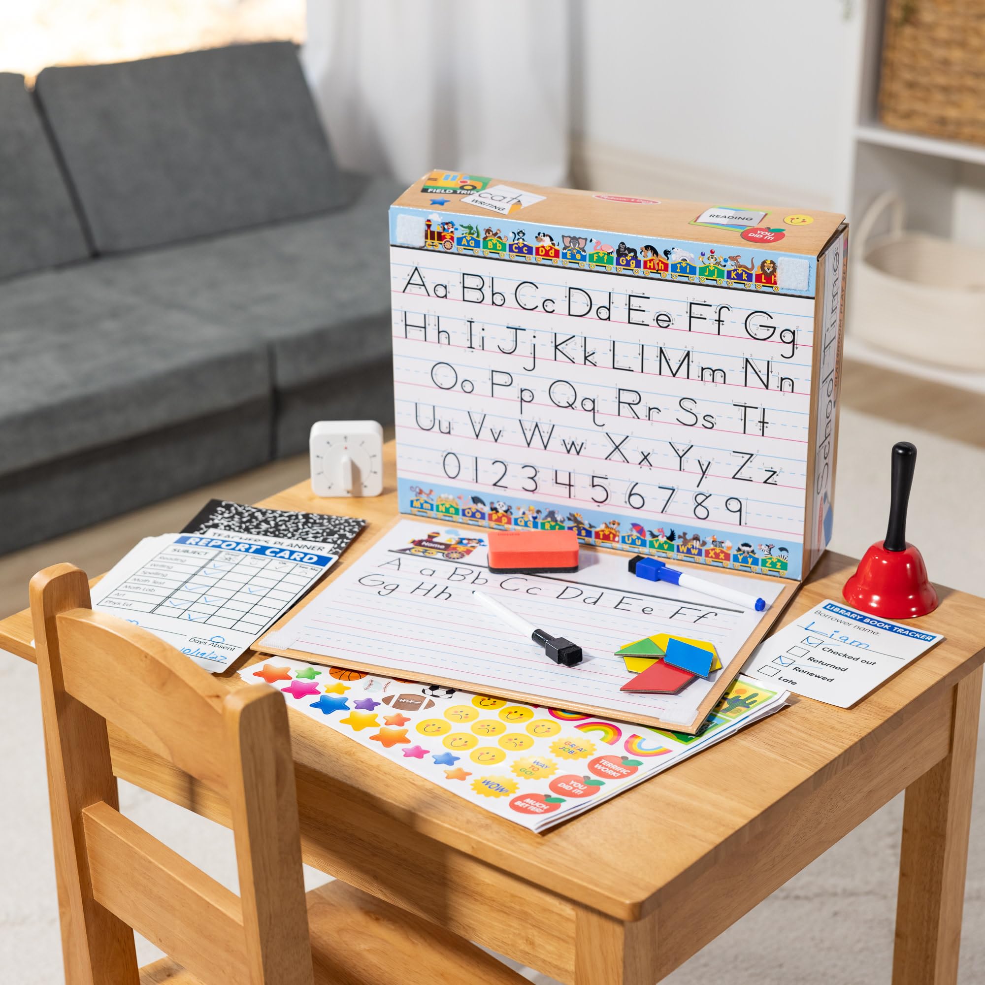 Melissa & Doug Set de Juego Hora de la Escuela! Juego a ser el Profesor o el Estudiante, Juego Educativo con 150 Accesorios, Regalo para niños y niñas de 4 5 6 7 8 años - Certificados FSC