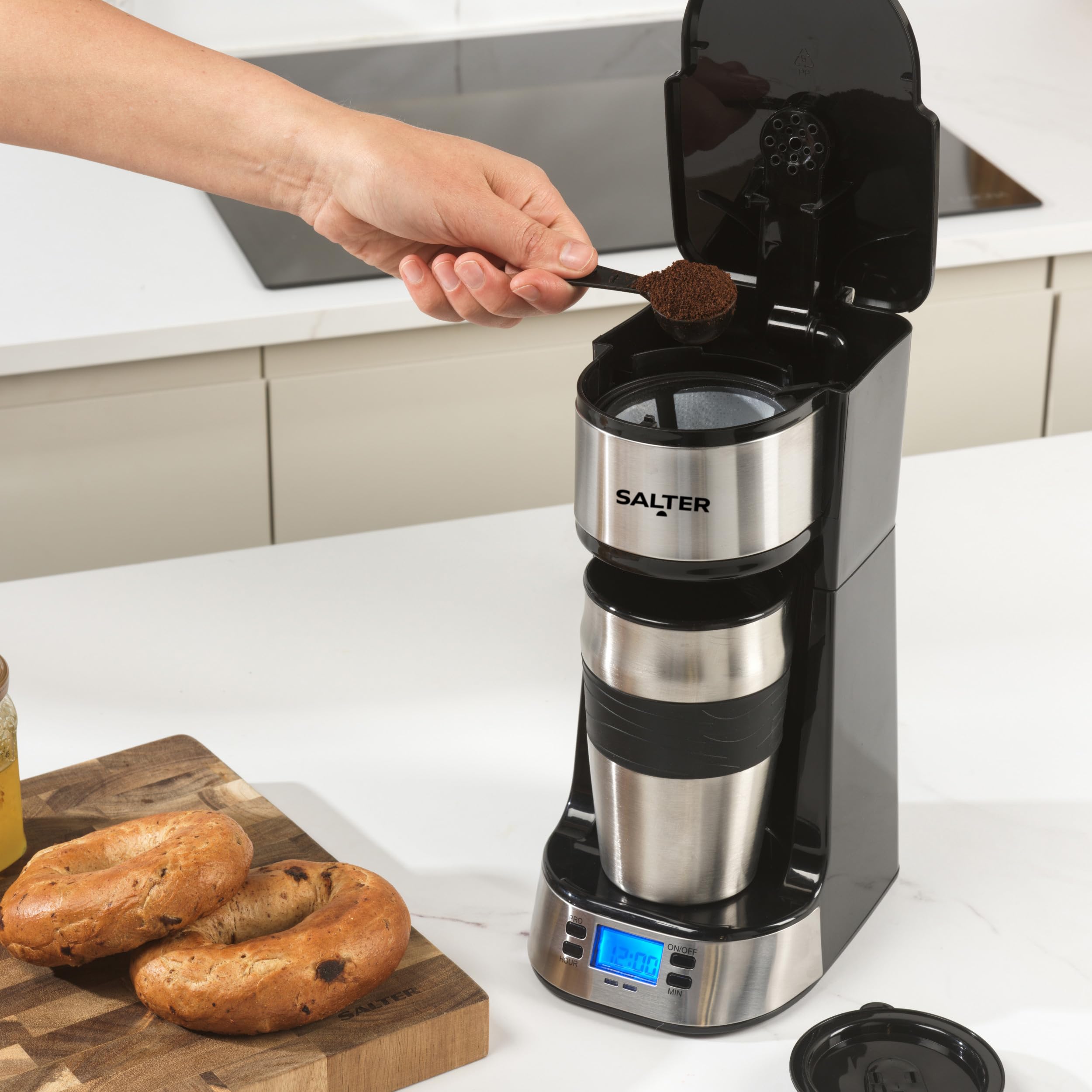 Salter Cafetera de Filtro Digital – Filtro Lavable y Reutilizable, Incluye Taza de Viaje de 420 ml de Acero Inoxidable, Prepara Café en 3-4 Minutos, Compatible con Café Molido o Pads