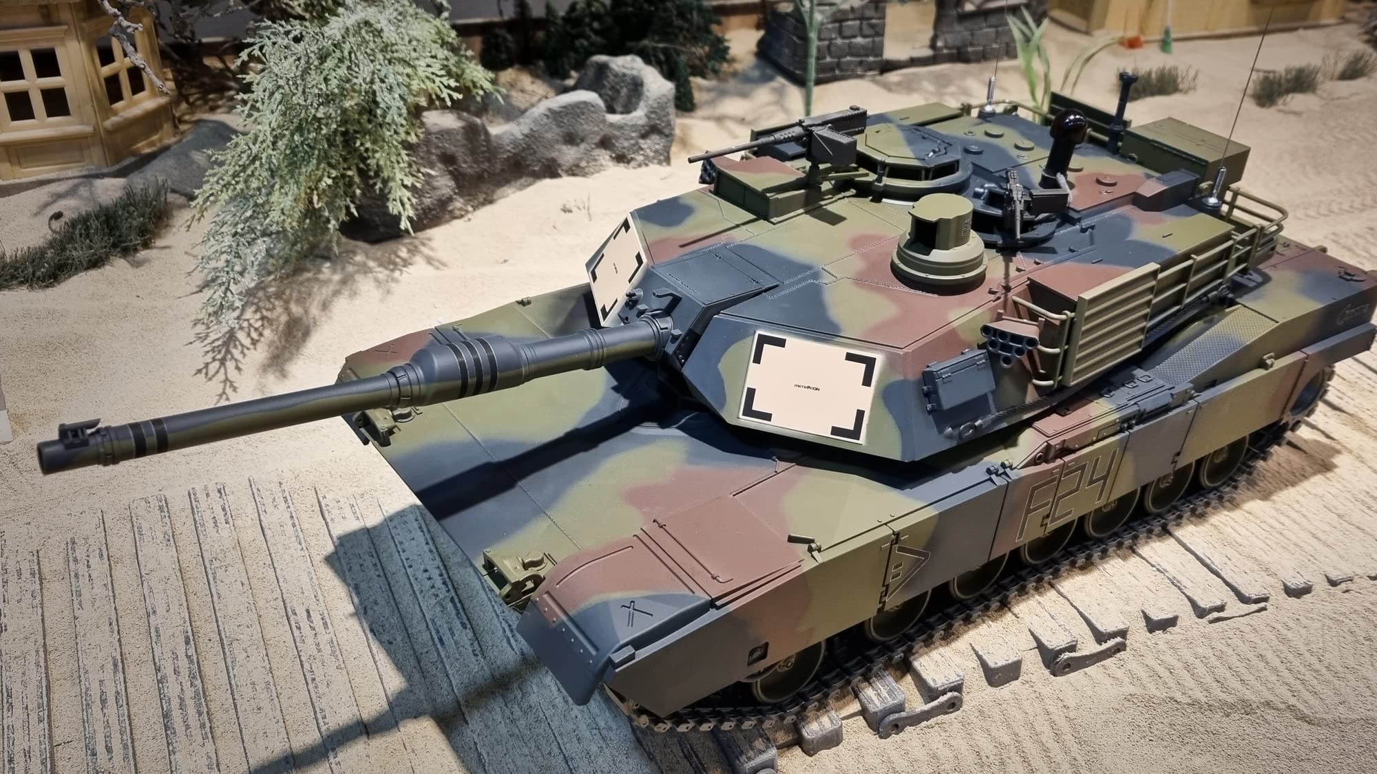 ES-TOYS Czołg zdalnie sterowany z funkcją strzelania M1A2 Abrams Heng Long 1:16 z dymem i dźwiękiem + metalowa przekładnia + 2,4Ghz V7.0 - UPG-A