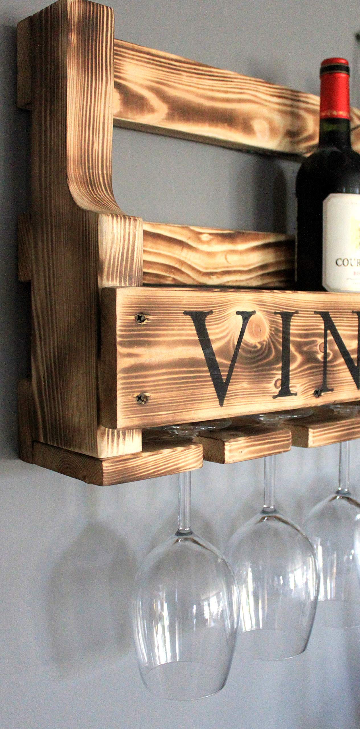 Weinregal aus Holz für die Wand - mit Gläserhalter und VINO Schriftzug - Geflammt - fertig montiert - Regal für Weinflaschen und Weingläser