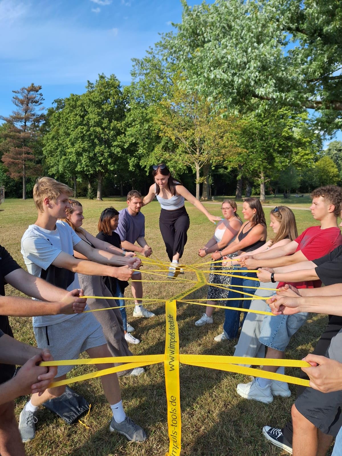 TEAM SLACKLINE - ein Teamspiel für mehr Balance, Vertrauen und Koordination
