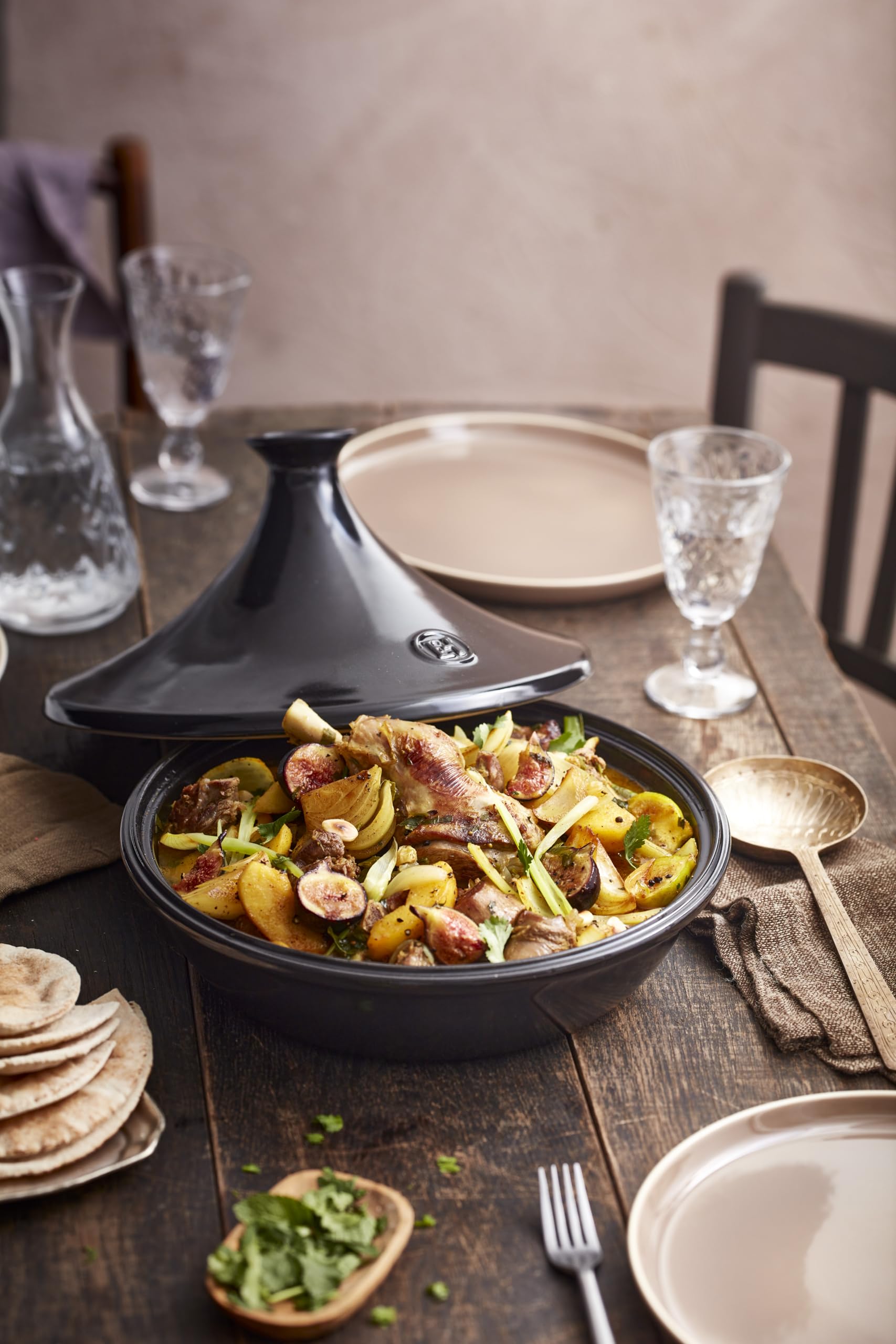 Emile Henry Tajine 32,5 cm – Céramique Flame – Cuisson Douce et Saveurs Préservées – Tous Feux & Four – Coloris Fusain – Fabriqué en France