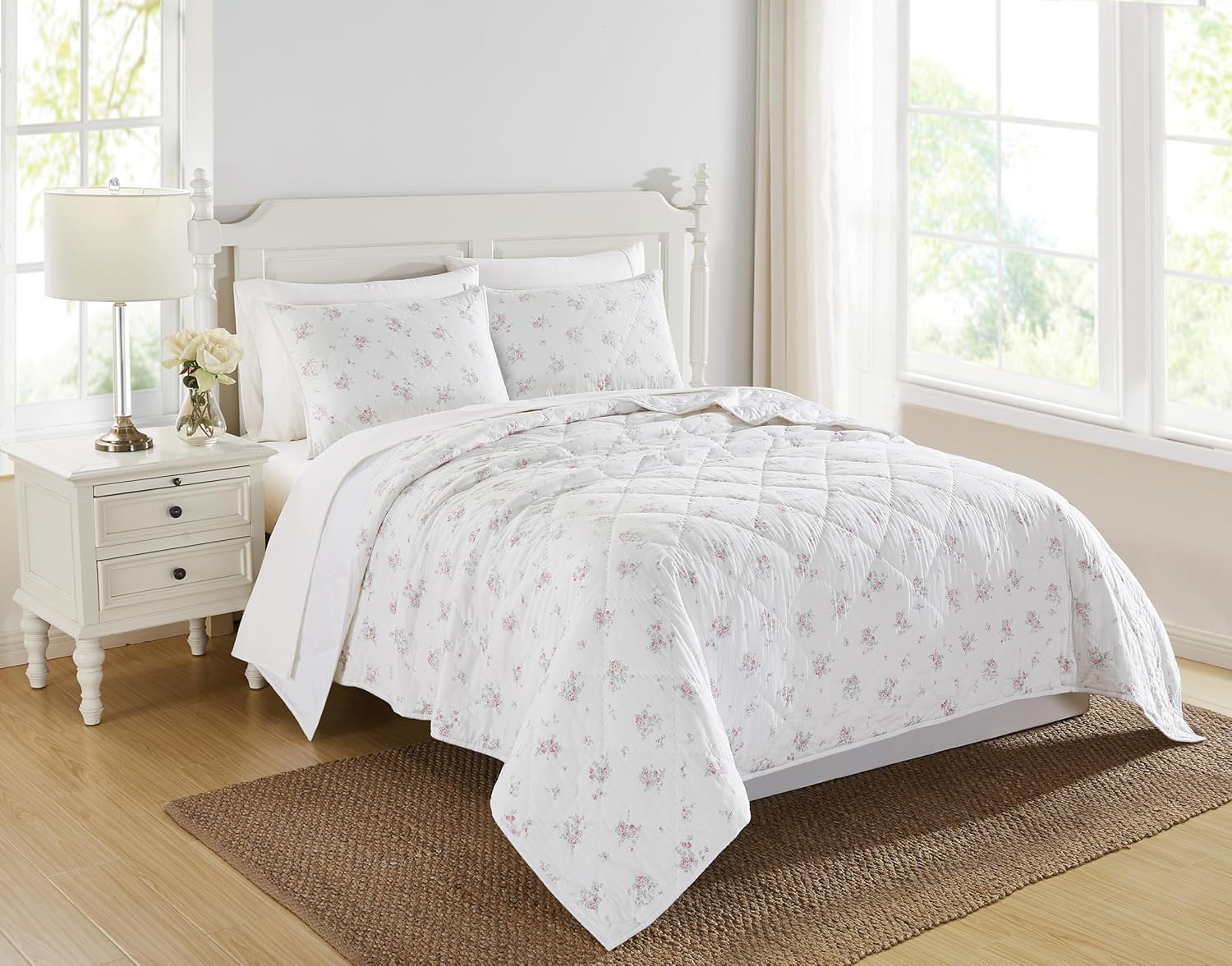 The Farmhouse by Rachel Ashwell - Twin/Twin XL Quilt Set - Signature Rosebury Bedding Collection, White/Pink, 2 Piece