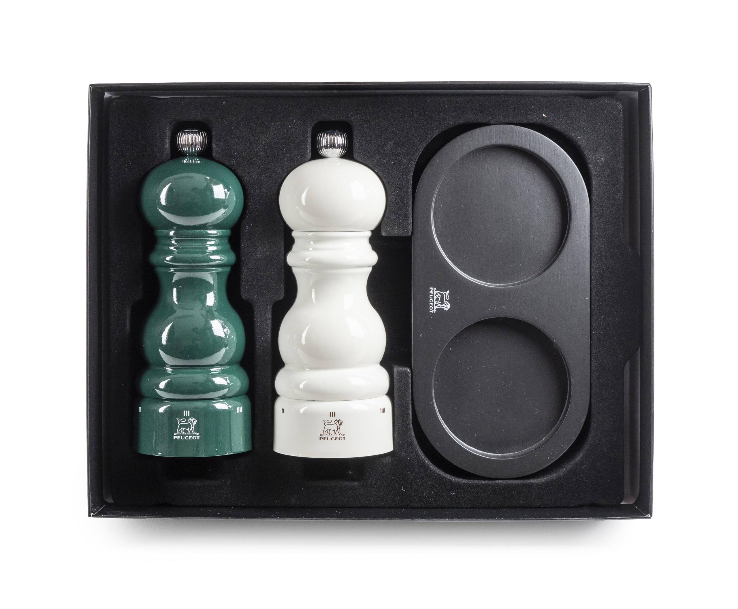 PEUGEOT - Duo Paris Moulin à Poivre Vert Forêt + Moulin à Sel Ivoire 15 cm + Plateau Bambou Noir Mat - Réglage Classique - En Bois Labellisé PEFC - Fabrication Française