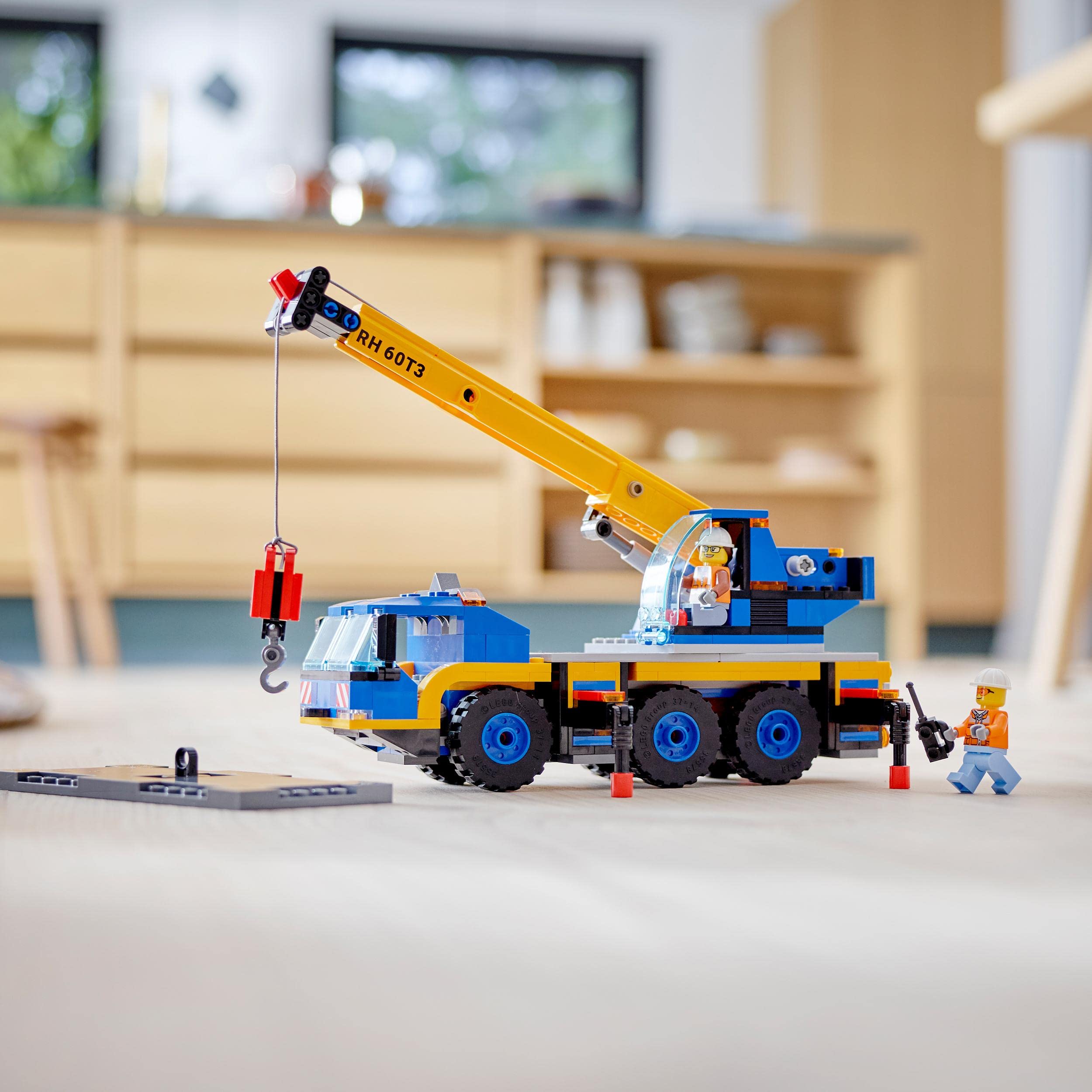 LEGO 60324 City Superpojazdy Żuraw samochodowy, Zestaw Klocków Konstrukcyjnych dla Dzieci, Zabawka dla Fanów Dużych Pojazdów, Pomysł na Prezent dla 7-latka, Chłopca i Dziewczynki