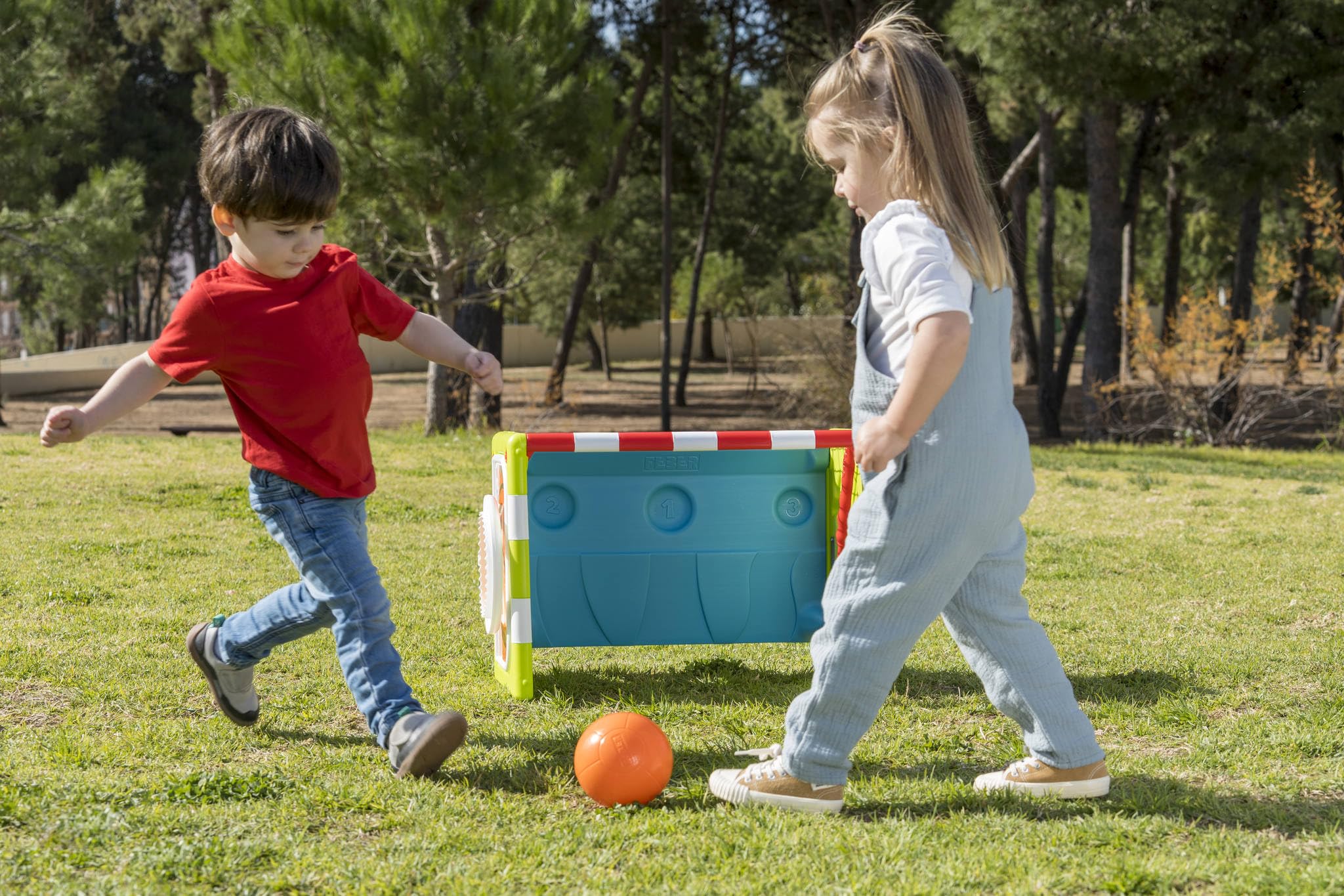 FEBER - Activity Cube 4 en 1, Cubo de Actividades, Juguete Completo, 3 Deportes: fútbol, Baloncesto y Golf, y es una Mesa, Accesorios incluídos,para fomentar la Actividad Infantil, Famosa (FEB03000)