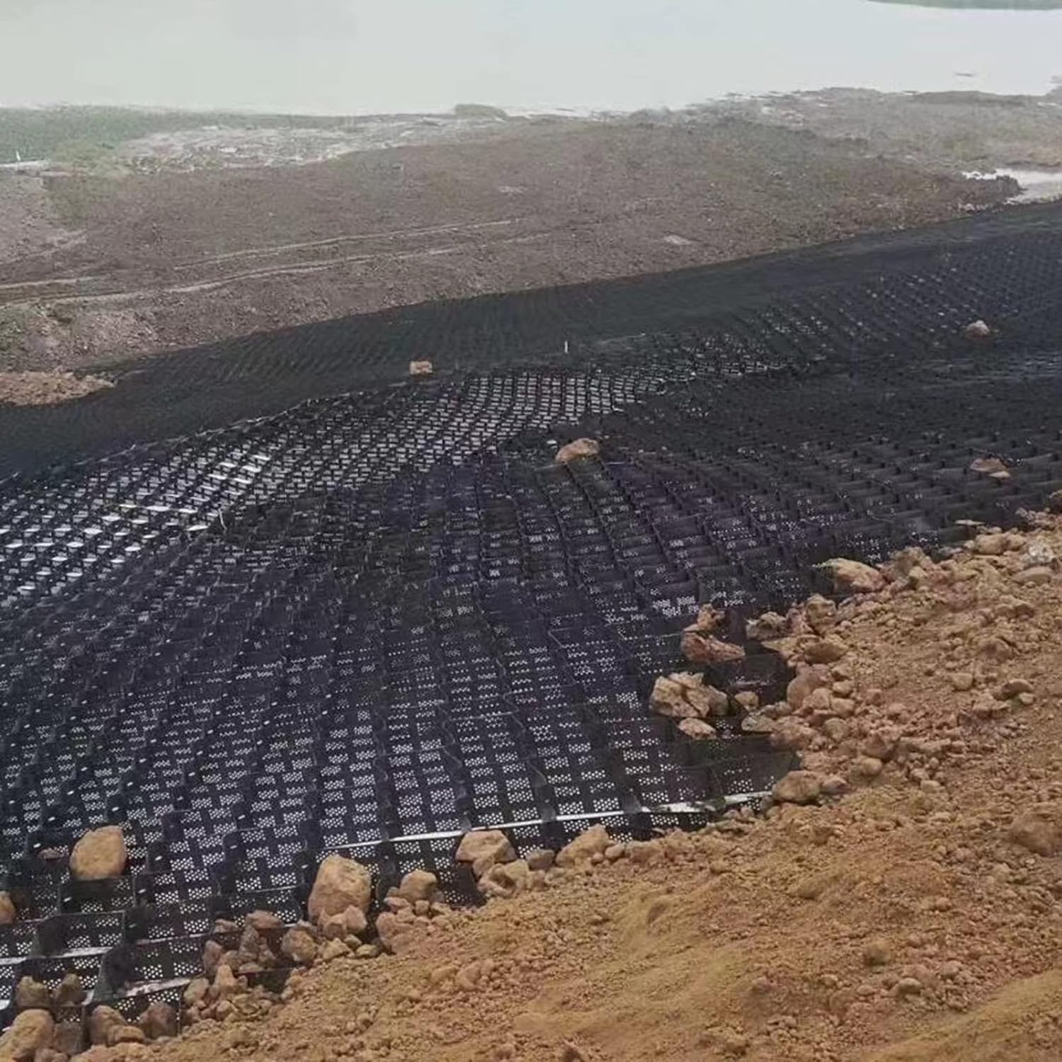 Grille de sol pour chargement de véhicule : fini la boue du parking