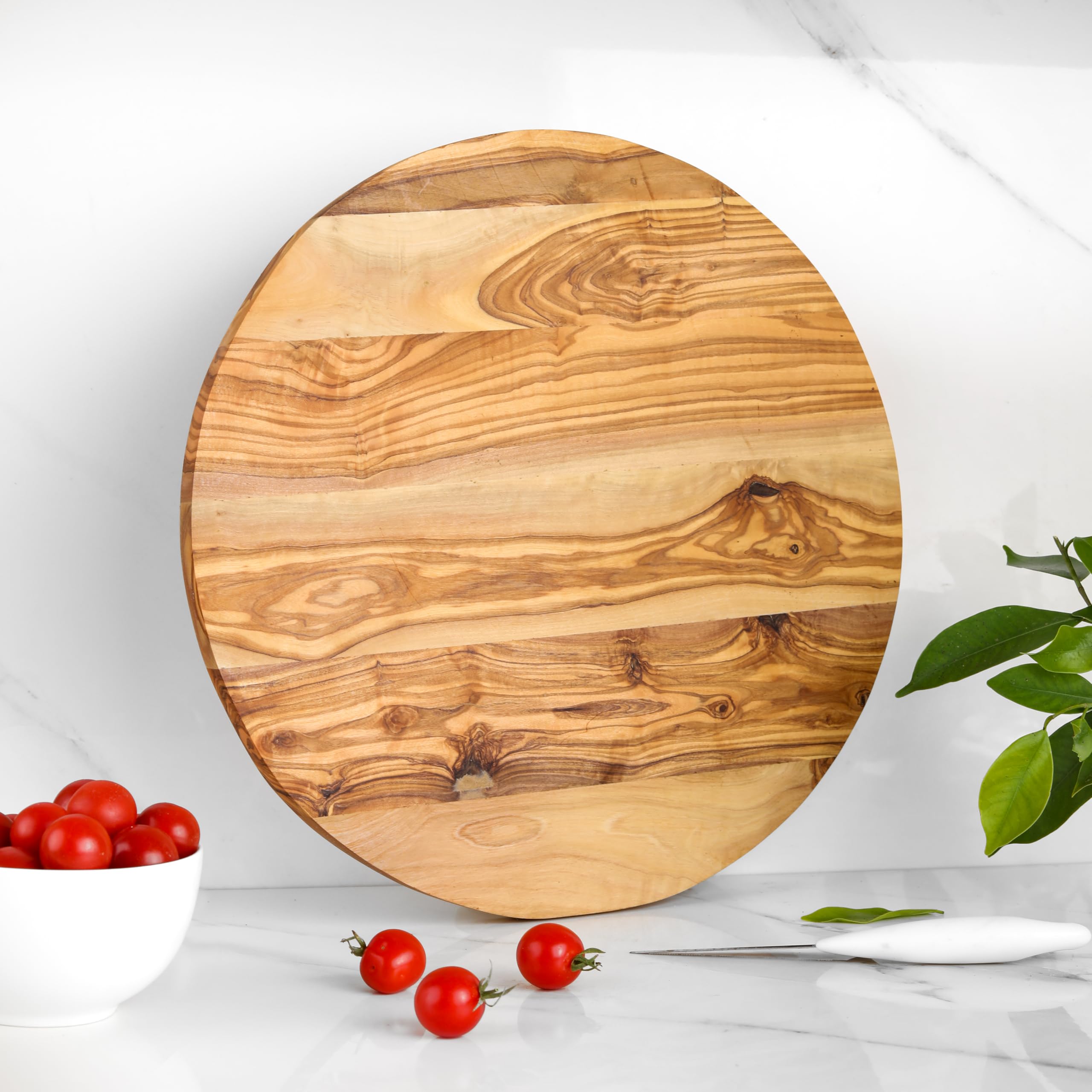 Handgefertigtes rundes Paddelbrett aus Olivenholz – gestreiftes Servierbrett für Käse, Brot und Vorspeisen + Bienenwachs und Personalisierung (35 cm)