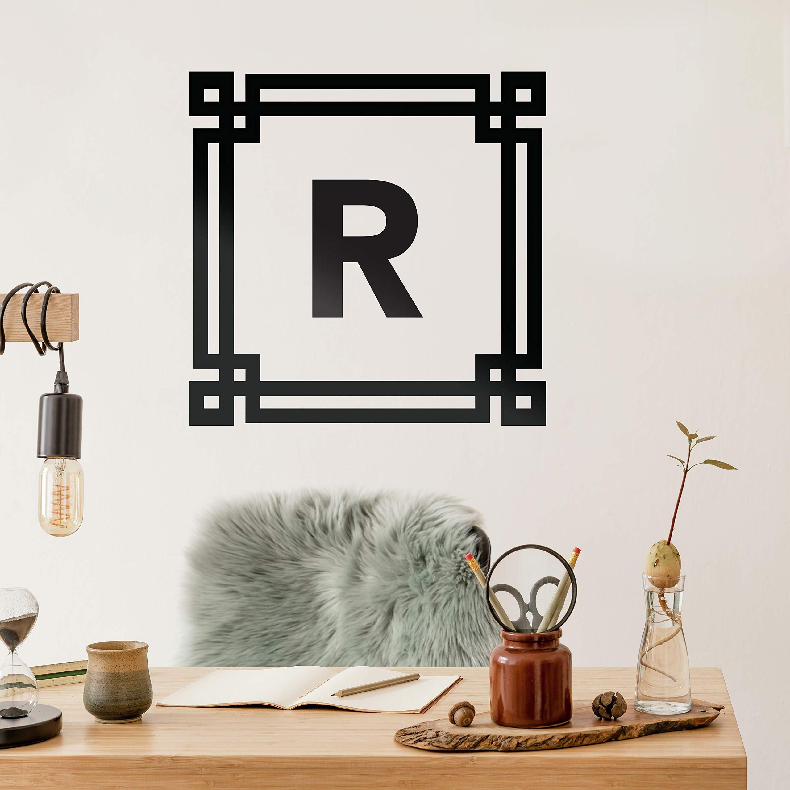 Sticker géant Monogram Geometric amovible pour décorer sans abîmer les murs