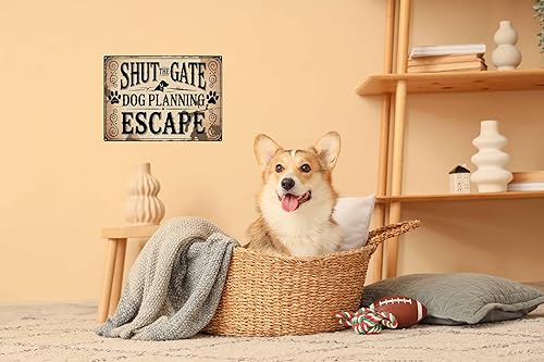 Miniatura 5 de Letrero de metal retro con texto en inglés "Shut The Gate", diseño de perro planeando escape, 8 x 12 pulgadas, decoración de pared