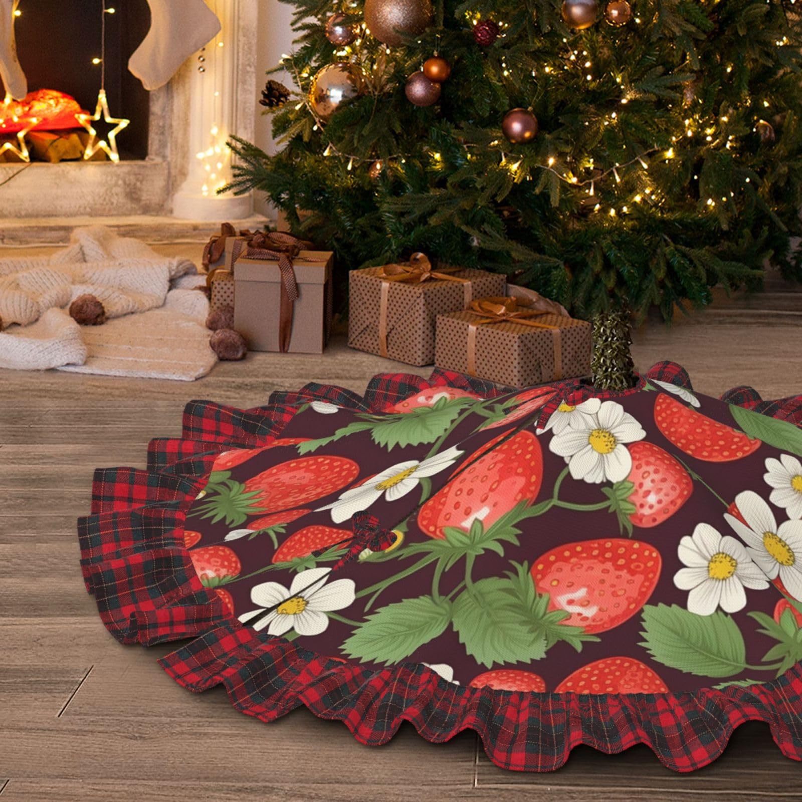 Tapis de sapin de Noël à motif fraises pour réchauffer l'ambiance du salon au Nouvel An