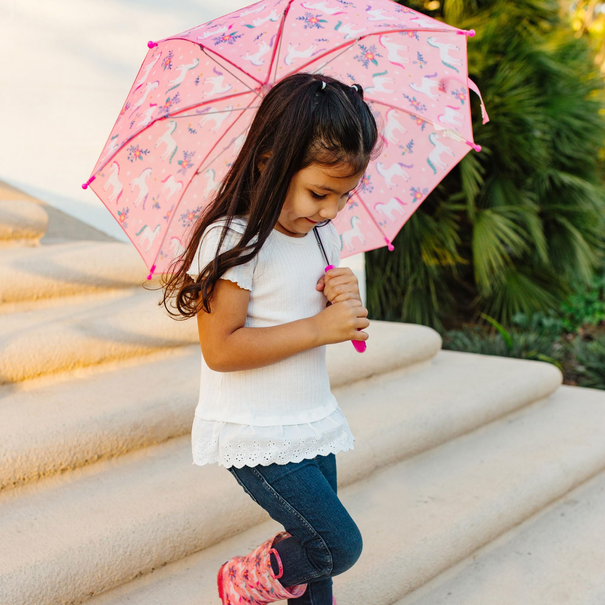 Wildkin - Paraguas infantil para niños y niñas con toldo de lluvia y mango curvado para colgar fácilmente, paraguas con cierre de gancho y anillo para niños (unicornios mágicos)