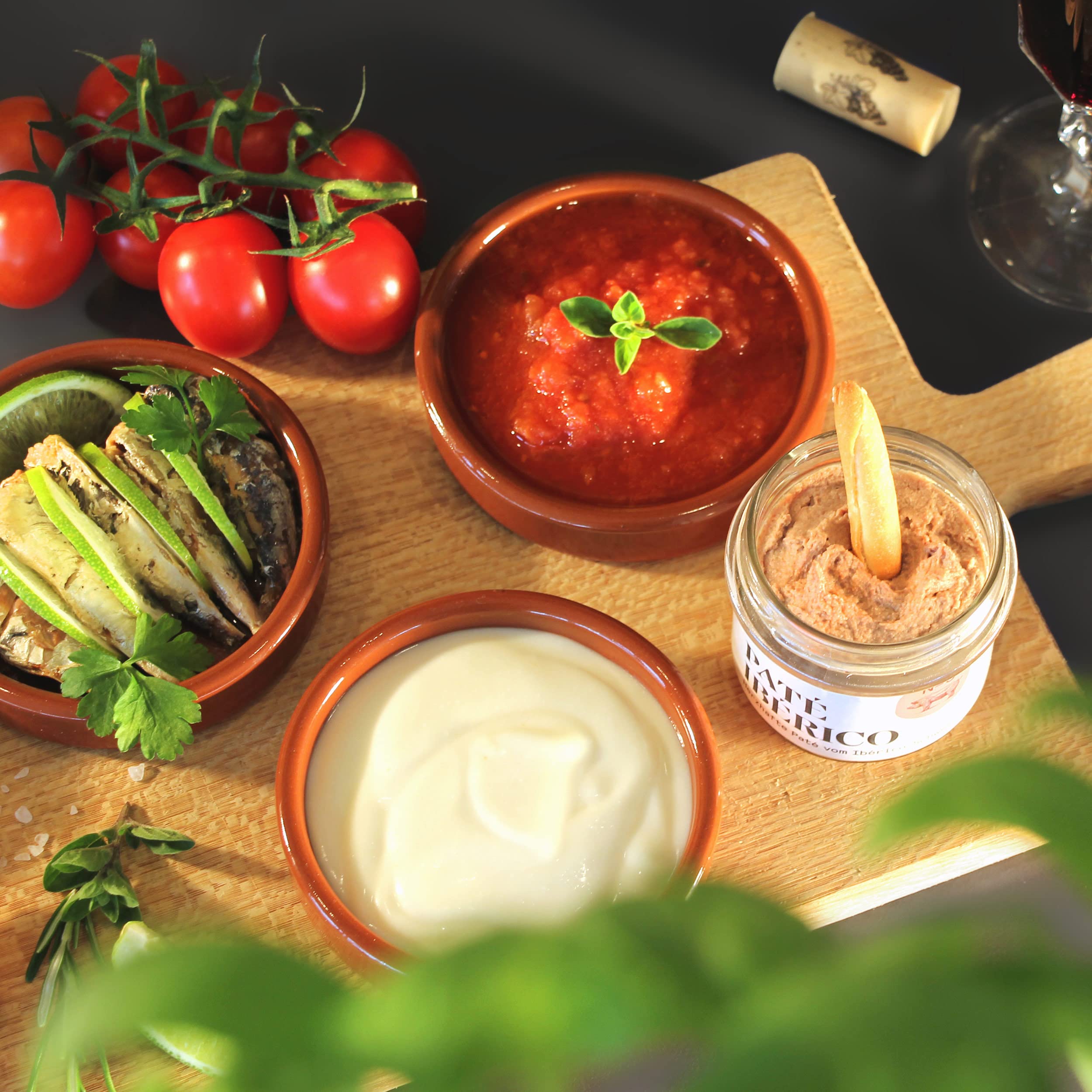 Geschenkbox Olé gefüllt mit spanischen Delikatessen Serrano-Schinken Tapas-Klassiker Rotwein