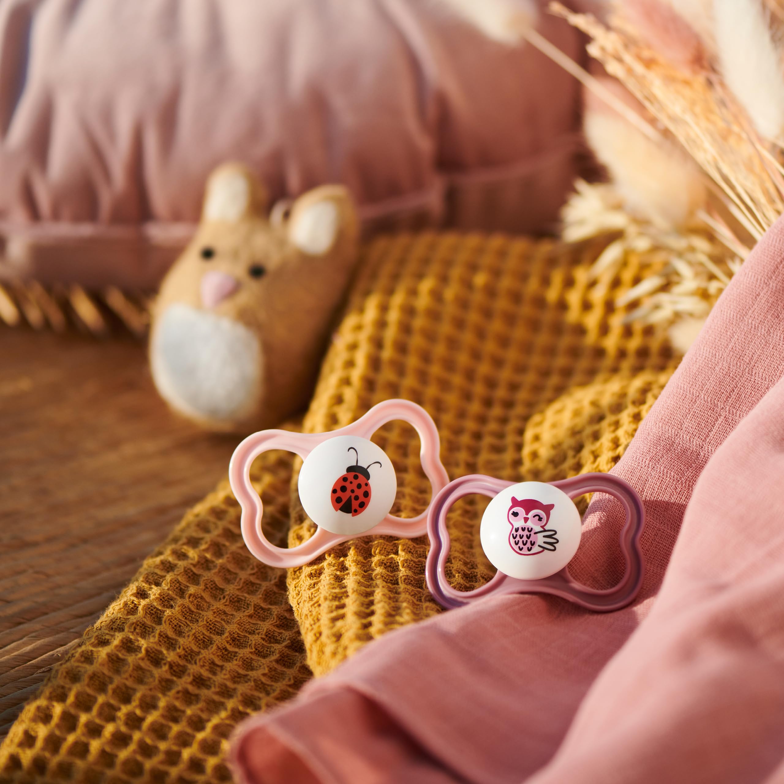 MAM Supreme Night Ciuccio Luminoso in Silicone, con Custodia Porta Succhietto, 6+ Mesi, Rosa