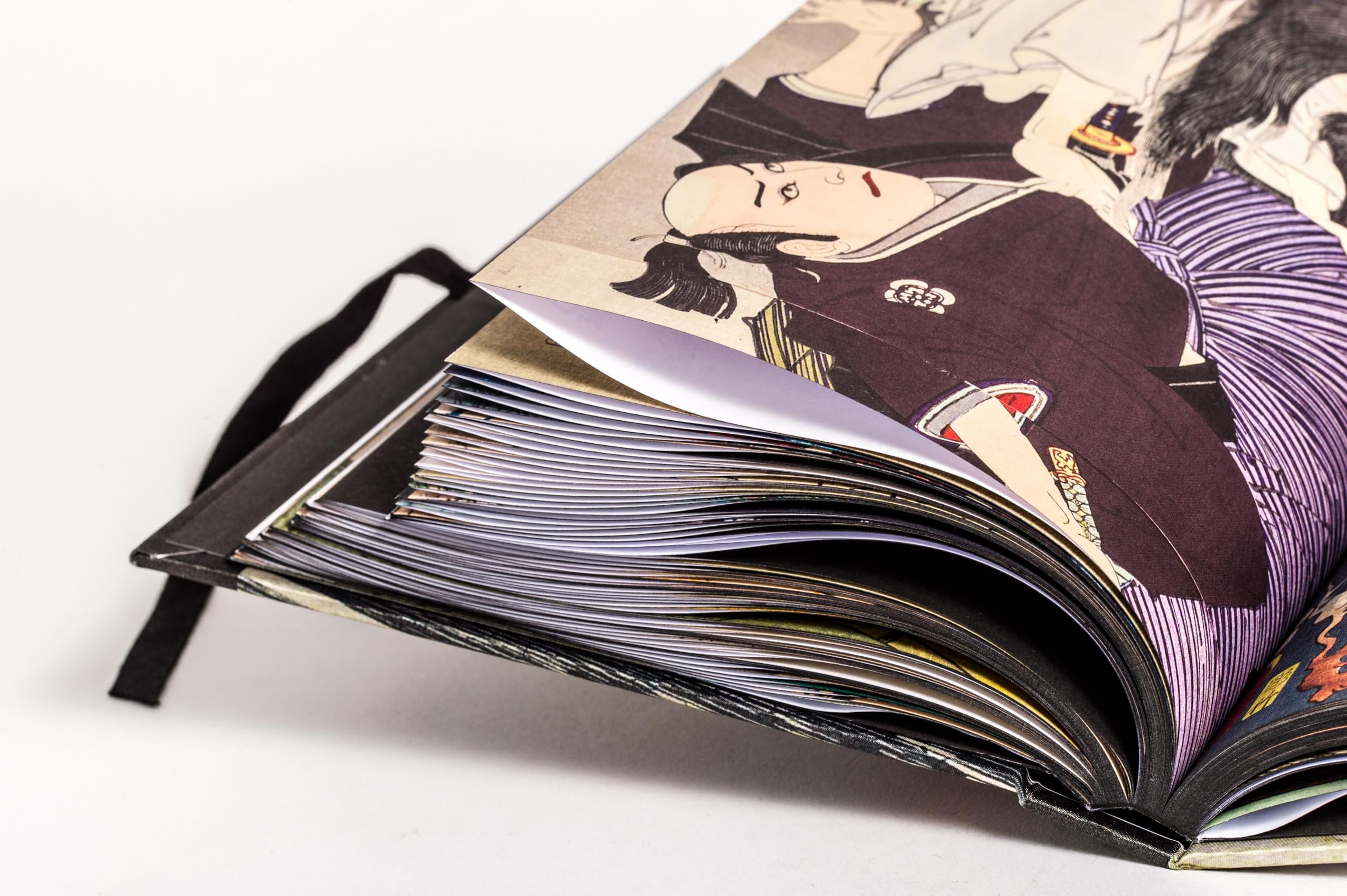 YOKAI - GEISTER: in Werken der japanischen Holzschnittkunst - vereint in einer prachtvollen Ausgabe mit Seidenüberzug, schwarzem Farbschnitt und Verschlussbändchen