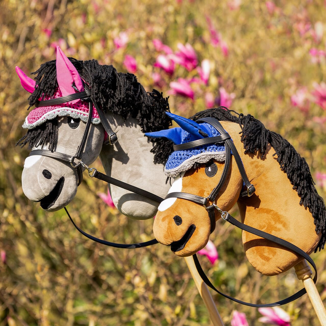 NETPROSHOP Hobby Horsing Gebisslose Trense mit Zügel in Schwarz mit silbernen Beschlägen