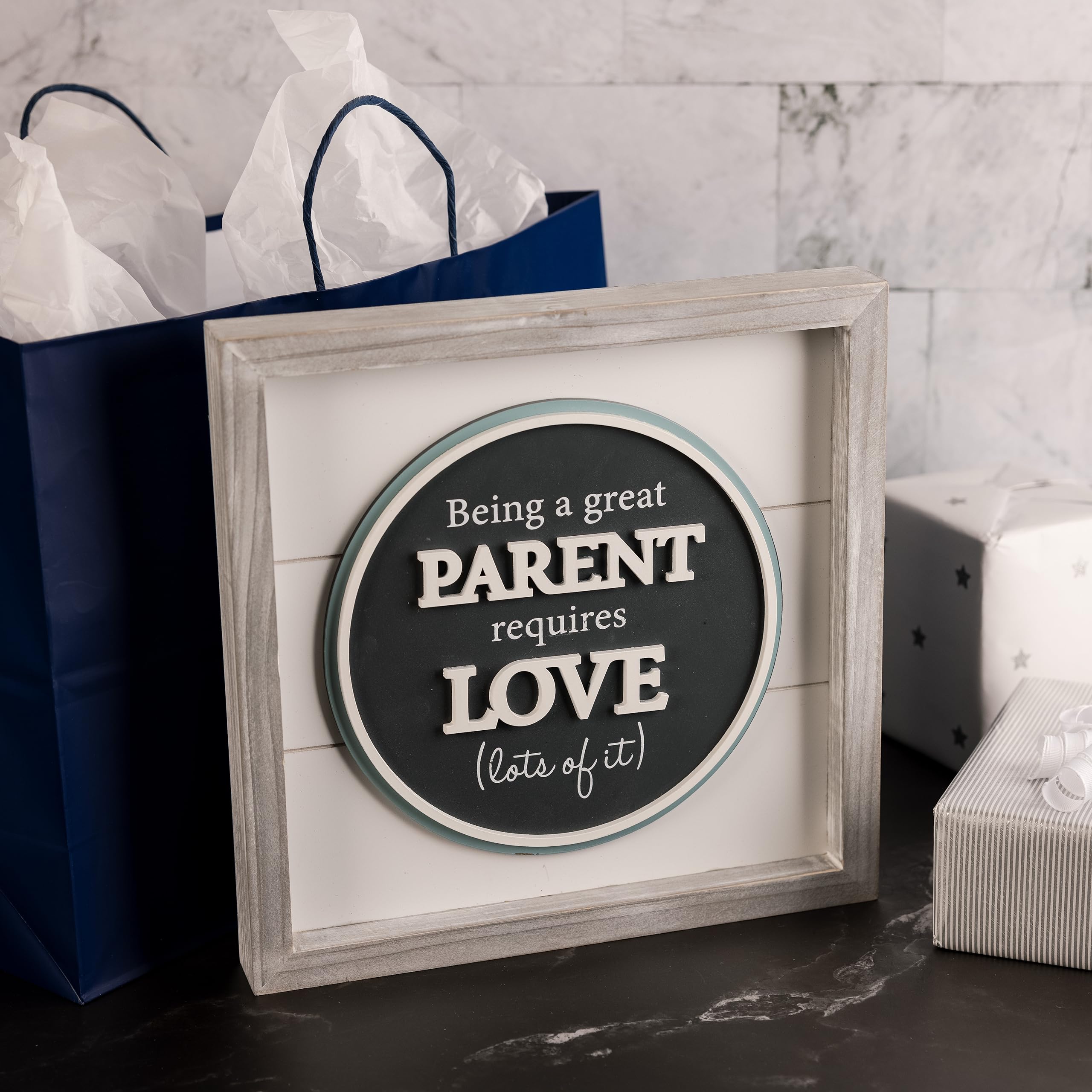 Pavilion Gift Company - Placca con scritta "Being a Parent Requires Lots of Love", divertente decorazione per la famiglia, arte da parete per genitori, divertente regalo per la festa della mamma, 1