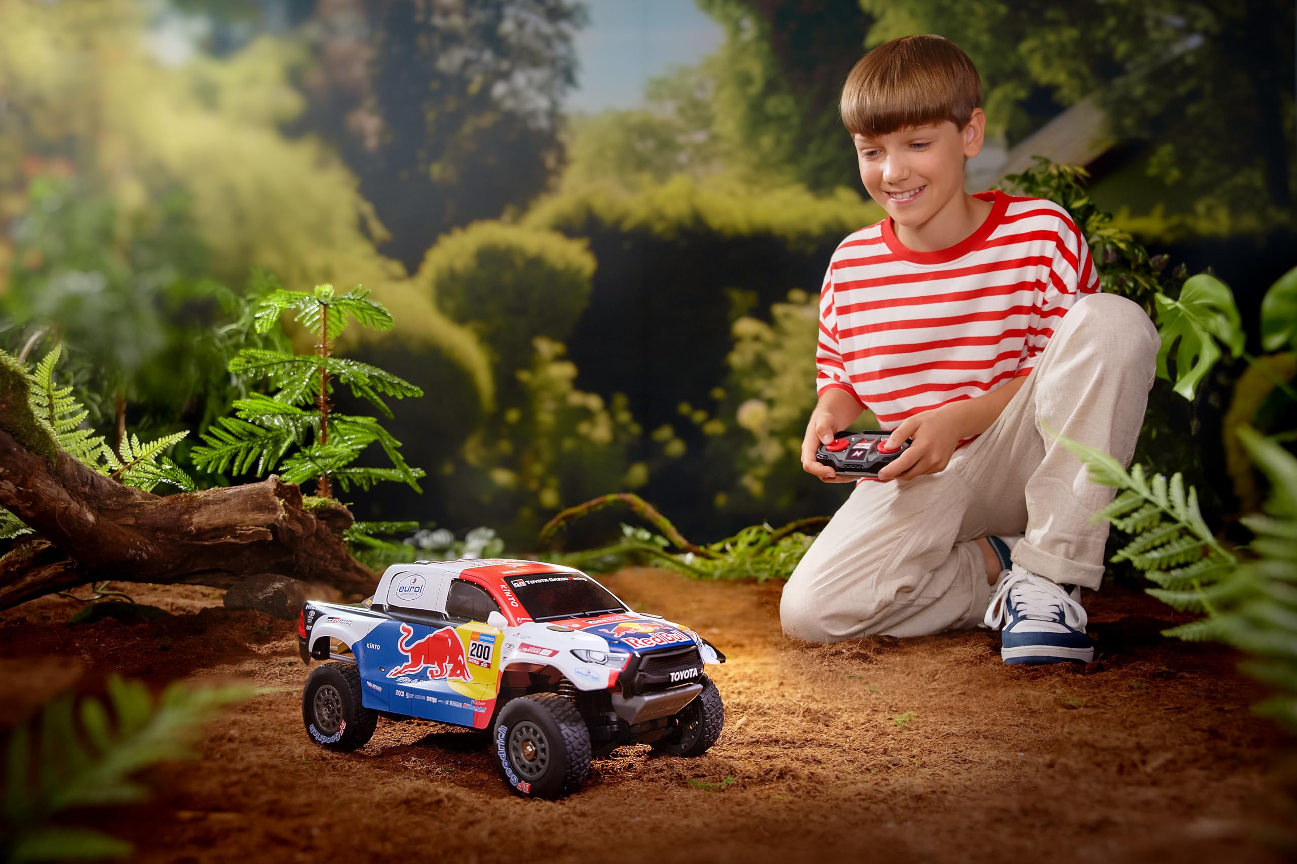 Nikko 10561 Pro Truck Toyota Gazoo Dakar, zdalnie sterowany samochód RC, Red Bull Design, pojazd offroad do 14 km/h, pełne zawieszenie i szybkie ładowanie USB, dla dzieci od 6 lat i dorosłych, ok. 33