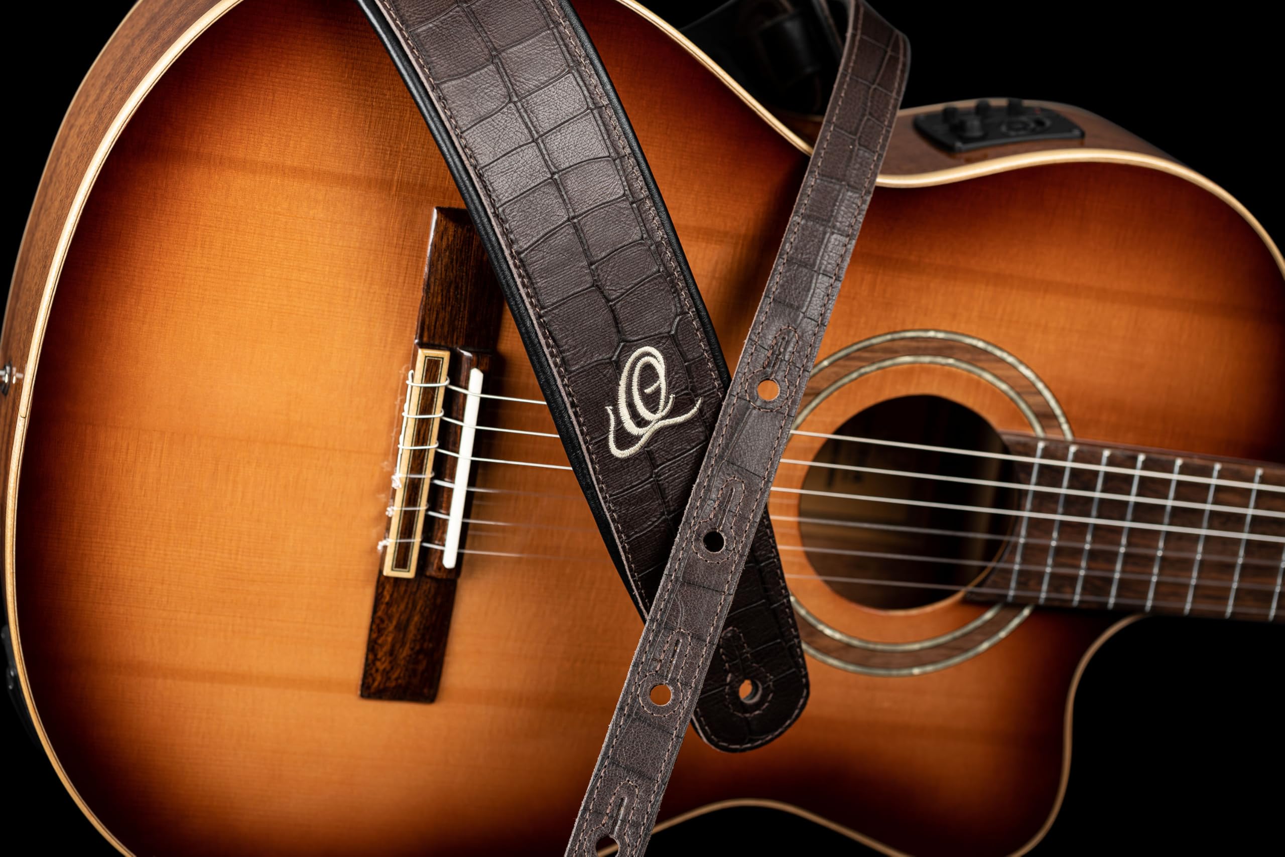 Ortega Guitars Gitarrengurt Länge Verstellbar - Akustik Gitarre / Bass, E-Gitarre, E-Bass - Custom Series - Echtleder, Dark Brown Croco (OSCU-1)