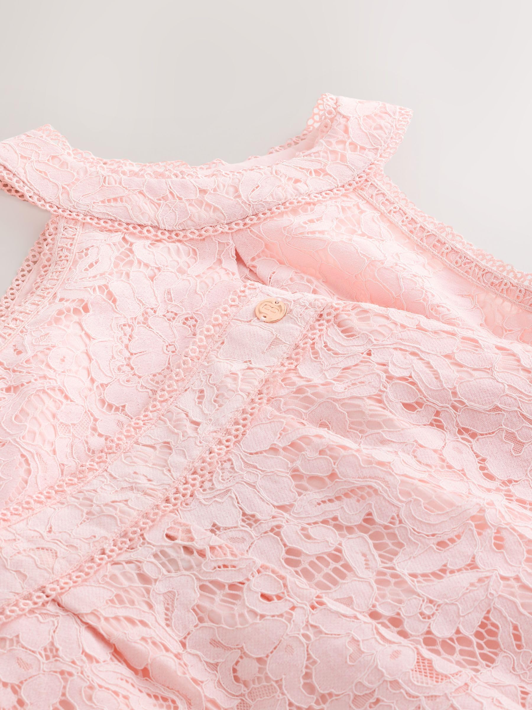Conjunto de 2 piezas de camiseta con cuello halter para niña con encaje y pantalones cortos