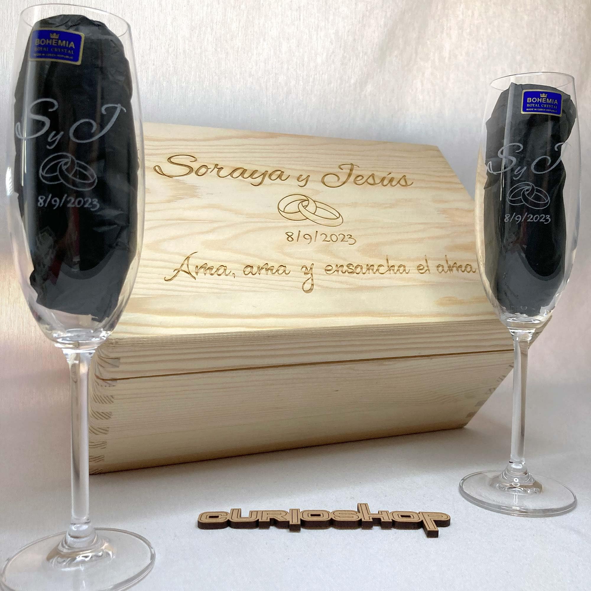 CURIOSHOP Juego de 2 Copas de Cava Personalizables con Caja de Madera Natural Personalizada. Set de Copas para Novios y Aniversario. Regalo Original