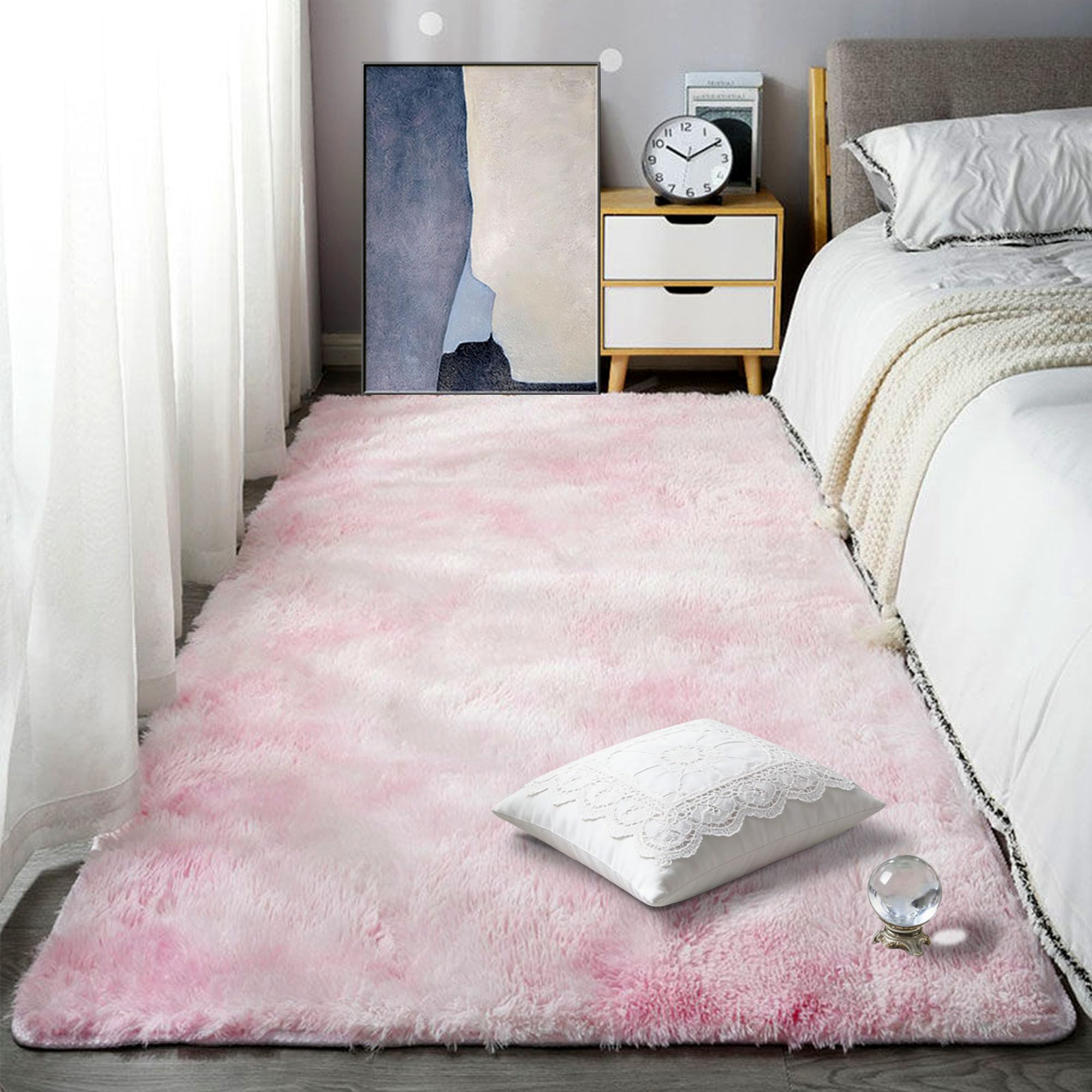 Tapis moelleux et moderne rose clair pour créer un coin lecture cocooning dans votre salon