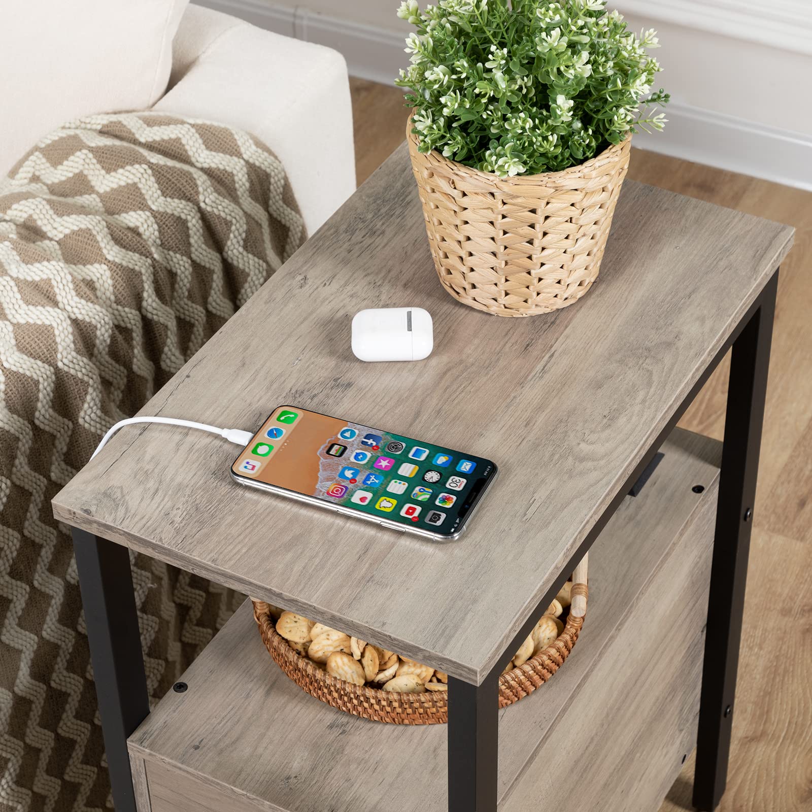 HOOBRO Table d'Appoint avec Station de Charge, Table de Chevet avec 2 Tiroirs, Ports USB et Prises de Courant, Bout de Canapé pour Petits Espaces, Salon, Chambre, Grège EBG542BZ01