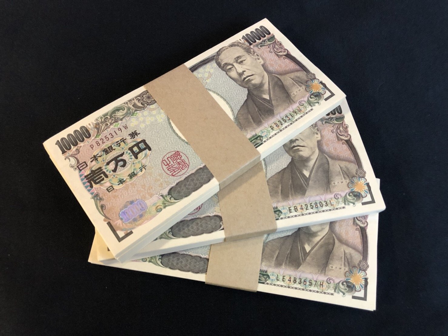 Amazon.co.jp: 100万円札束 ×3束 300万円分 ダミー おうち時間 子供 家族 彼氏 彼女 夫婦 ドッキリ 笑える 金運アップ 開運  運気アップ お守り 宝くじ 競馬 パチンコ 防犯 百万円 : 家電＆カメラ