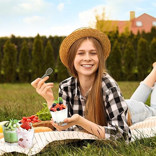 Miniatura 5 de Eupako Paquete de 25 mini tazas de postre de plástico de 5 onzas con cucharas, tazas pequeñas transparentes para parfait, tazas cuadradas de