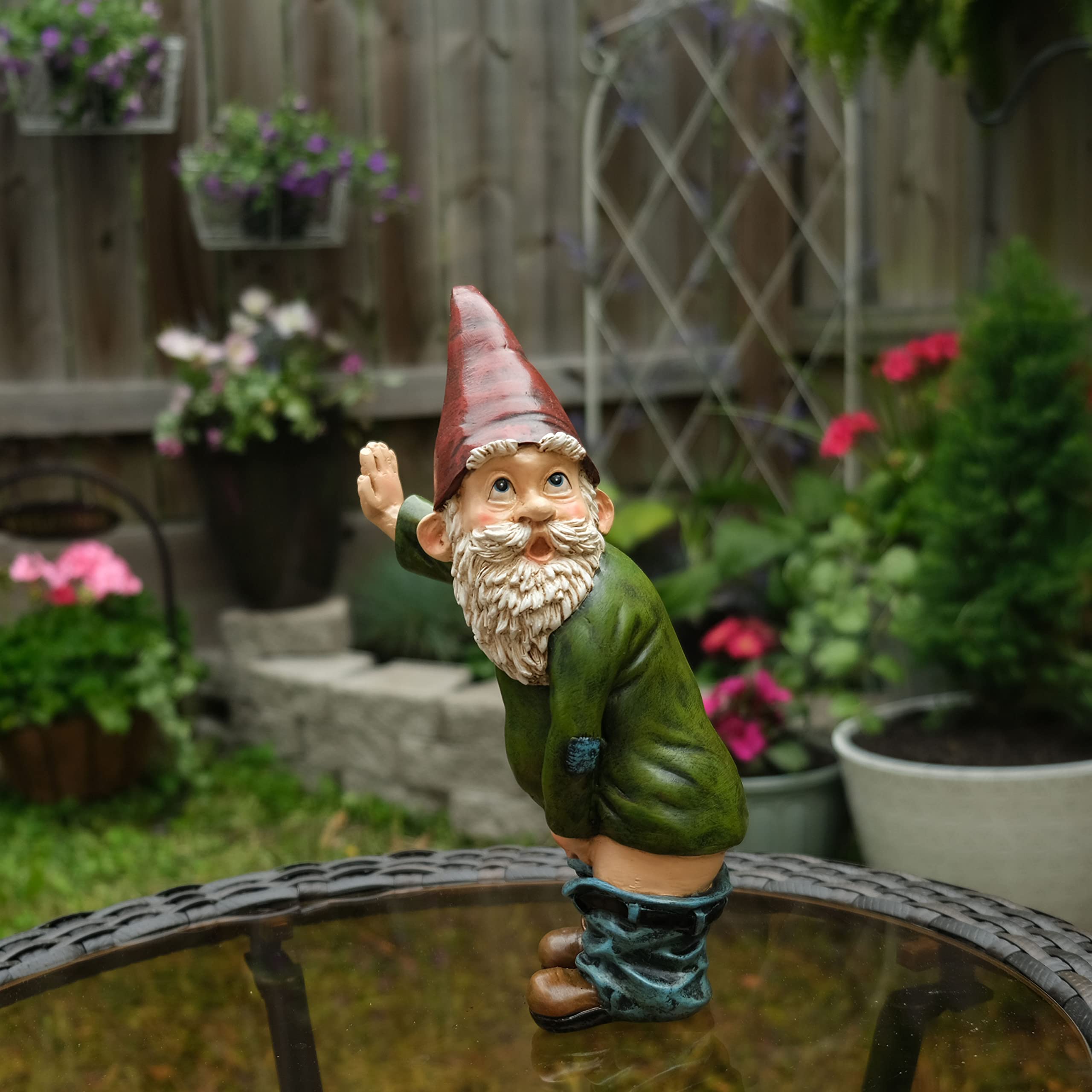 Zwerg Statue – 26,2 cm hoch Polyresin – Willy der pinkelnde Gartenzwerg für Rasen-Ornamente, Innen- oder Außendekorationen – Rot und Grün Lustige Zwerge