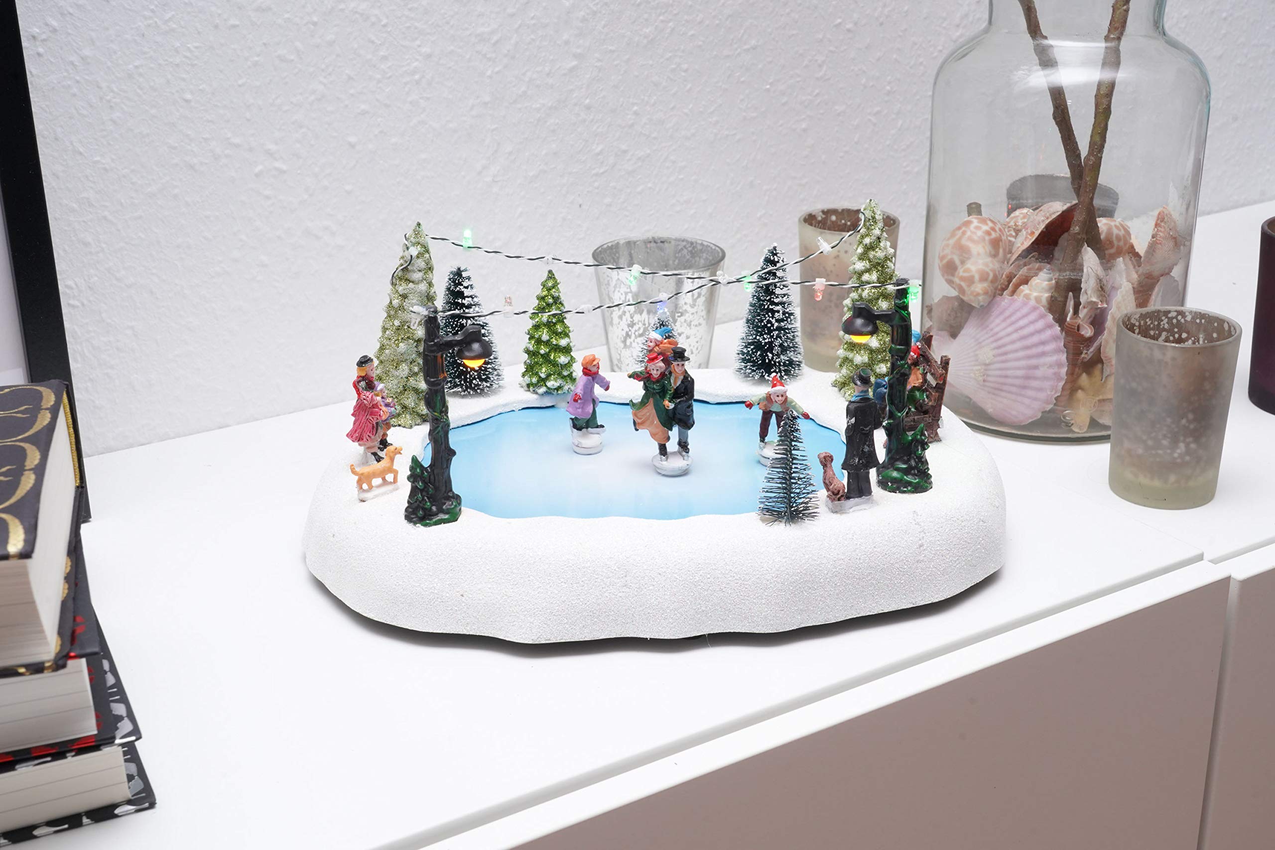Spetebo Scène de Noël LED - Patinoire avec figurines mobiles - Décoration de table - Décoration de Noël éclairée