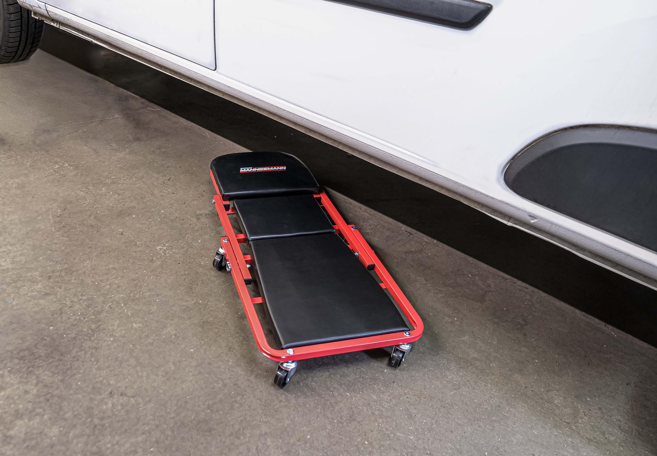 Brüder Mannesmann M00356 - Tagliere e sgabello da officina 2 in 1, regolabile in altezza, pieghevole, per montaggio e officina