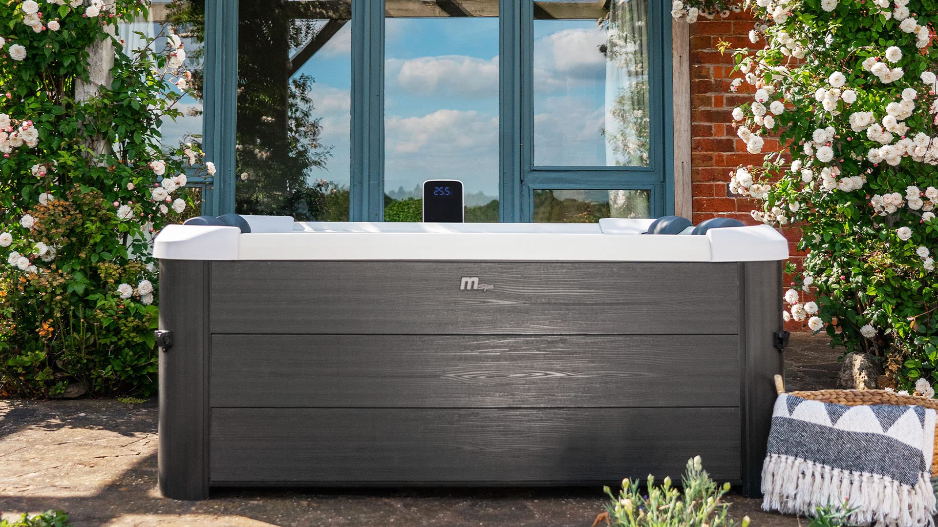 MSpa Oslo Plus SPA bañera de hidromasaje Exterior para 6 Personas, Pared Exterior Sólido, Iluminación LED, Uso Todo el Año, Resistente al Invierno (Oslo Plus | 180x180x65 cm)