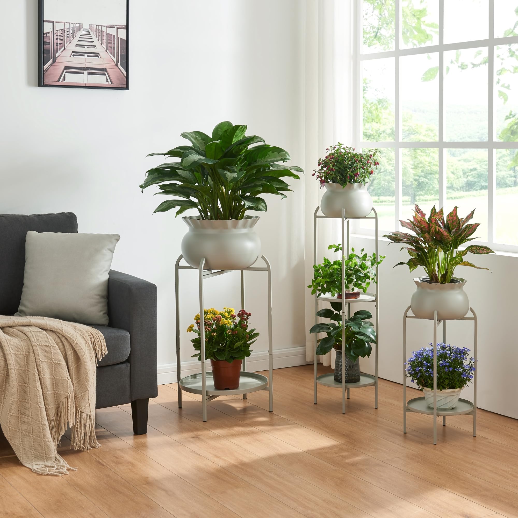 [en.casa] Blumenständer Altena Pflanzenständer mit Blumentopf und Ablage Metall Hellgrau Pflanzenregal 80,5 x 40 x 40 cm Blumensäule für innen Blumentopfständer