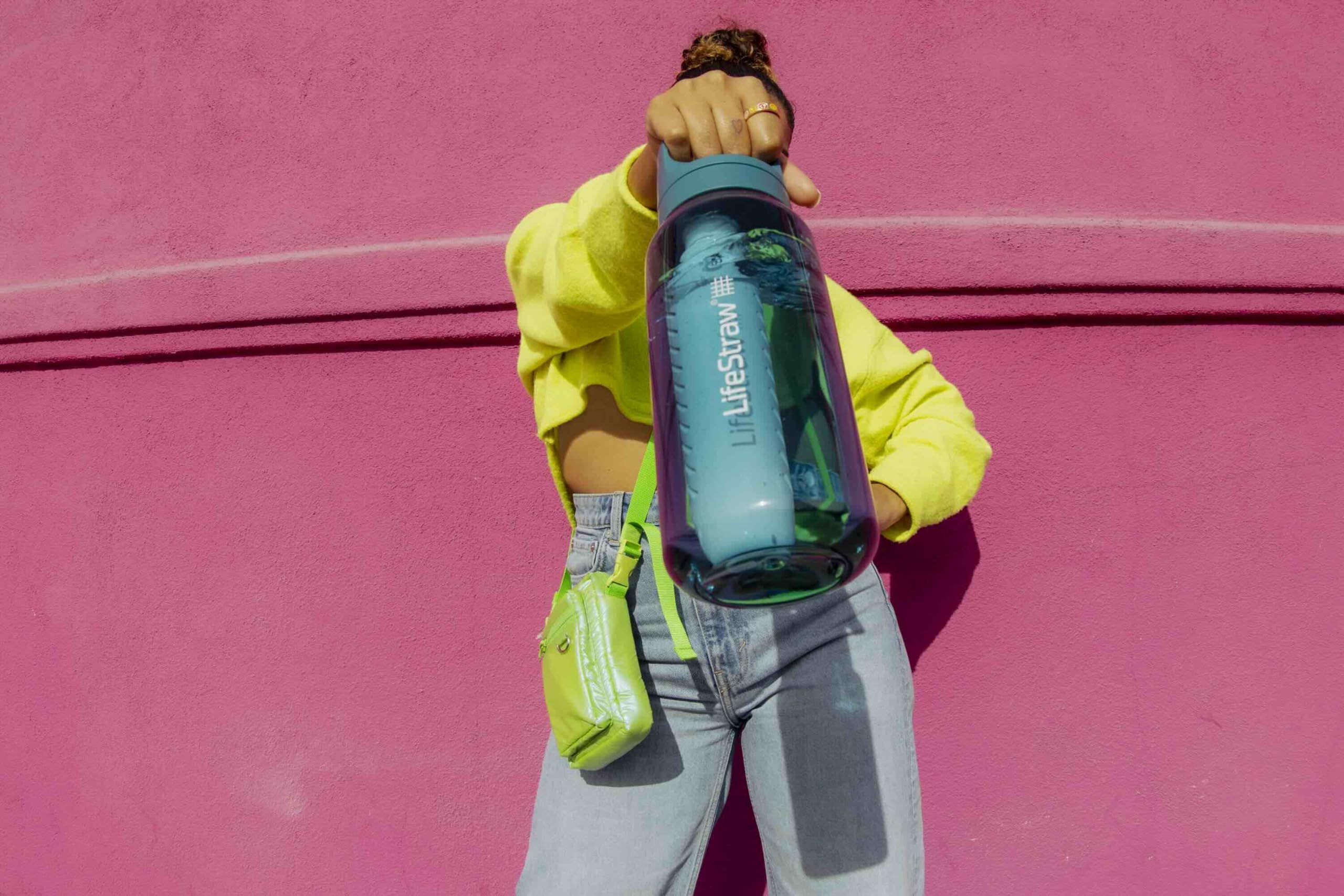 LifeStraw Go Series – Gourde filtrante sans BPA 1l pour les voyages et l’usage quotidien. Élimine les bactéries, les parasites et les microplastiques. Améliore le Goût, Nordic Noir (noir)