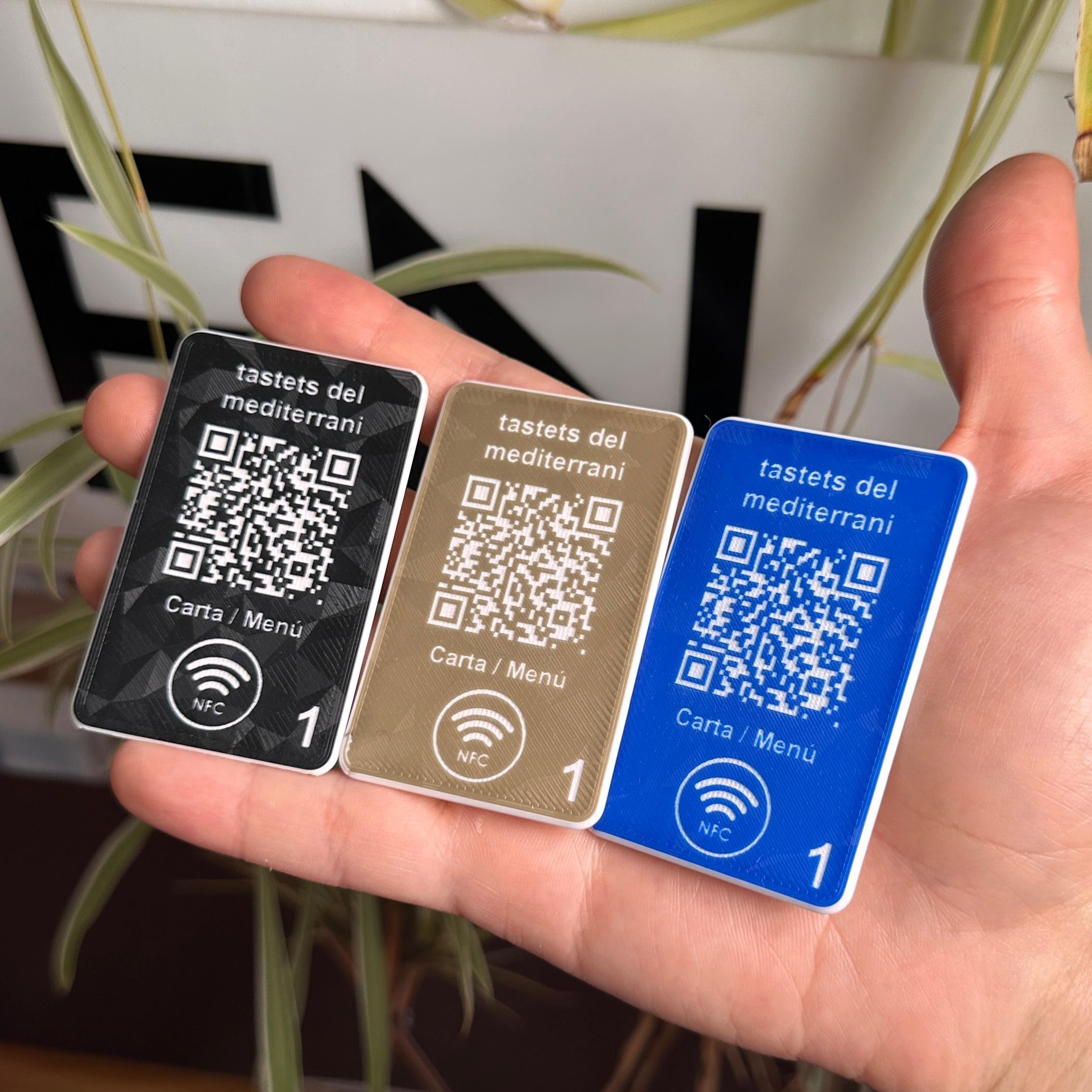NIPRO Cartel QR para Mesa Personalizable | Códigos QR para Carta, Red Wifi, Valoraciones o Redes Sociales | Para Bar o Restaurante | NFC y/o Peana Opcionales | Lote 10 ud (43 x 70 mm)