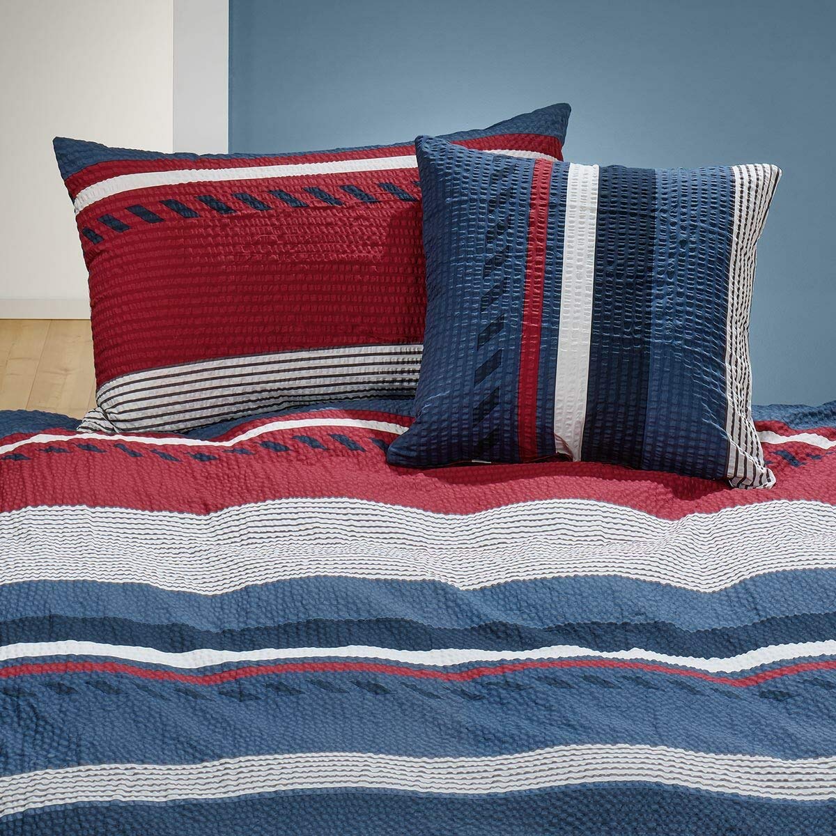 Traumschlaf Seersucker Bettwäsche aus 100% Baumwolle - ideal für den Sommer - luftig, bügelfrei mit maritimen Streifen in Navy - 135x200 cm + 80x80 cm