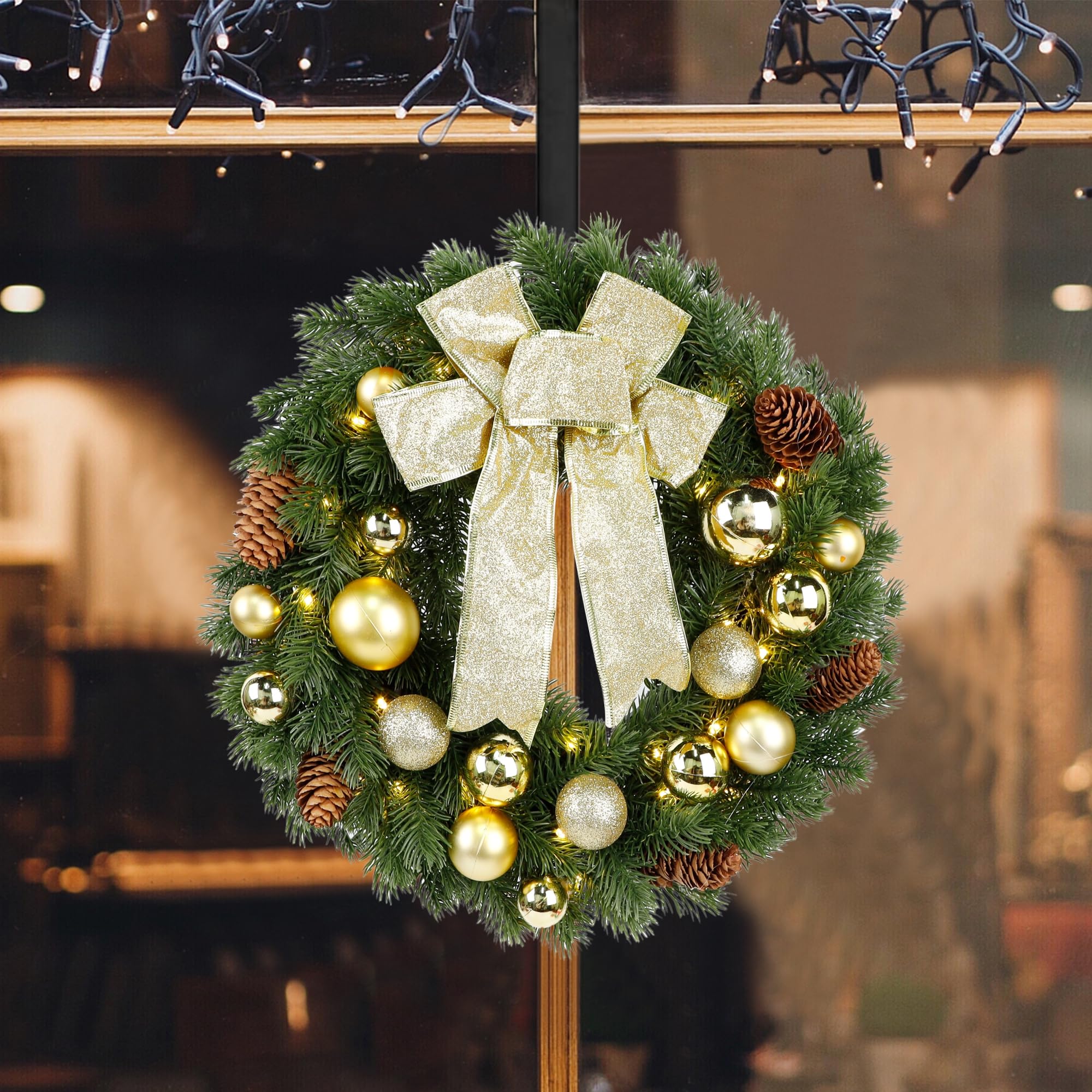 Hausse Couronne de Noël Lumineuse de 38,1 cm avec Crochet en métal, Couronne de Noël pré-éclairée avec nœud et Boules dorées, 8 Modes et minuterie, Fonctionne à Piles avec 40 lumières, pour Porte