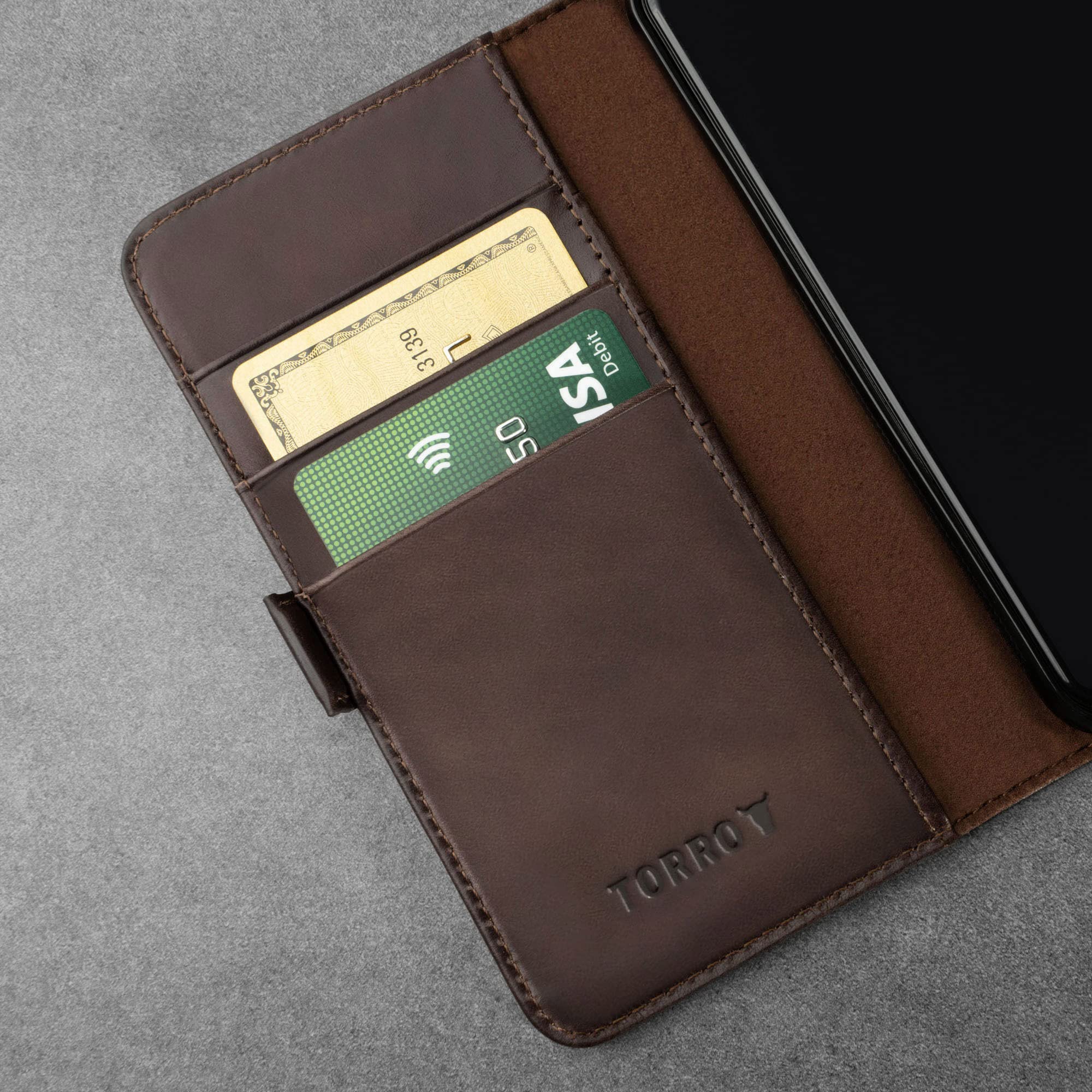 TORRO Hülle kompatibel mit iPhone SE 2022/2020 5G und iPhone 7/8 (4.7") – Premium Leder Hülle mit Standfunktion, Kartenfächern und Magnetverschluss (Dunkelbraun)