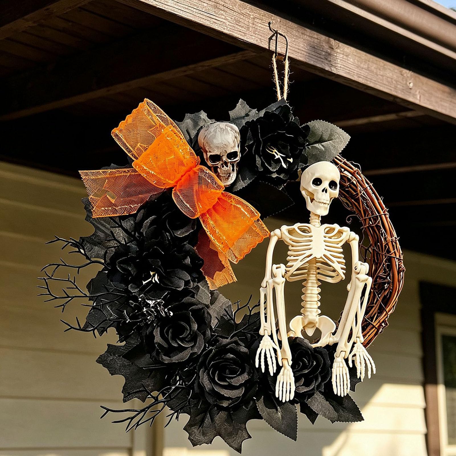Wieniec Halloween z Pozującą Figurką Szkieletu na Drzwi Frontowe