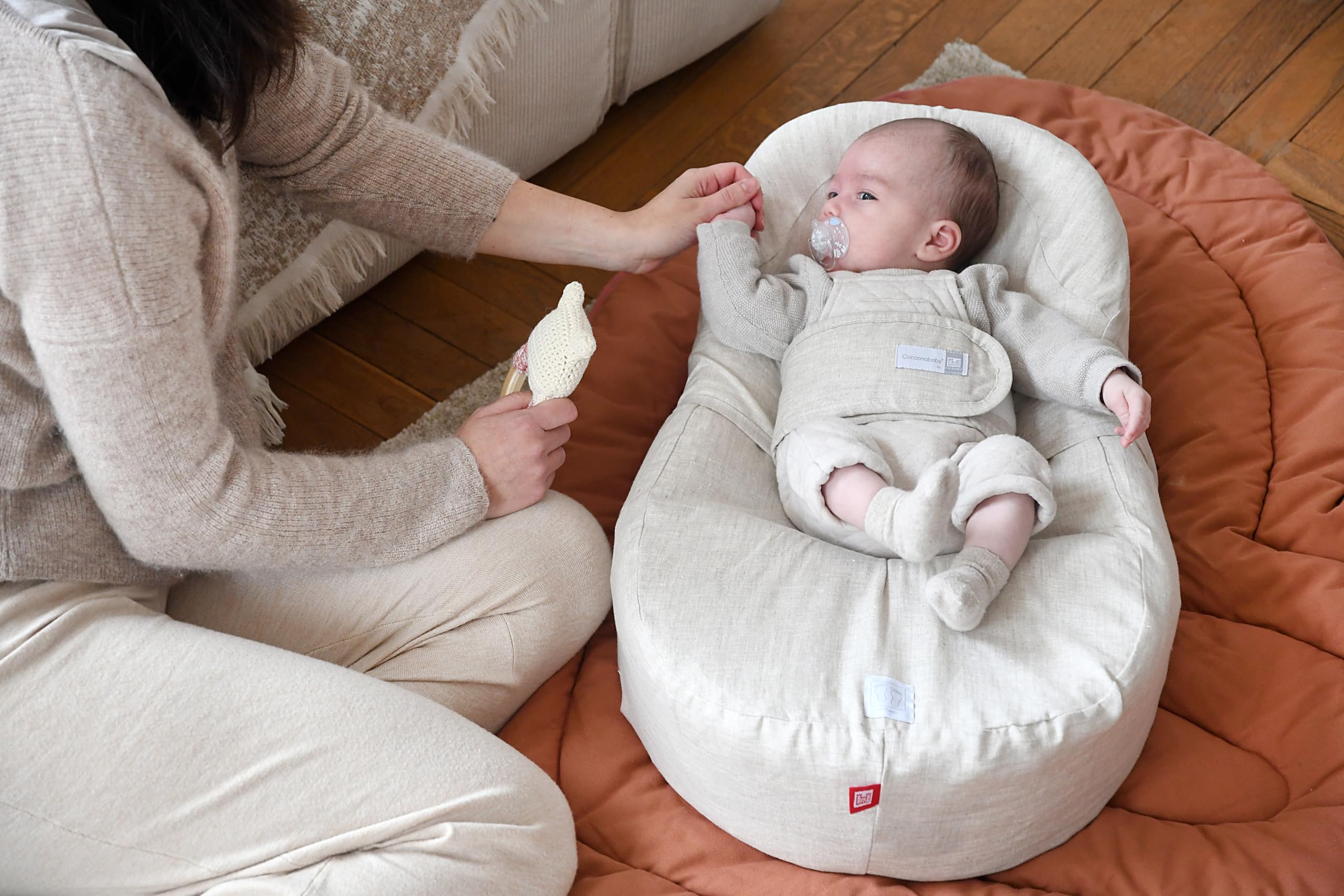 RED CASTLE, Cocoonababy, ergonomic cocoon, angel nest, comfort, limits the RGO, facilitates transit, develops motor skills and awakening, made in France, Oeko-Tex fabric, cotton flower, white