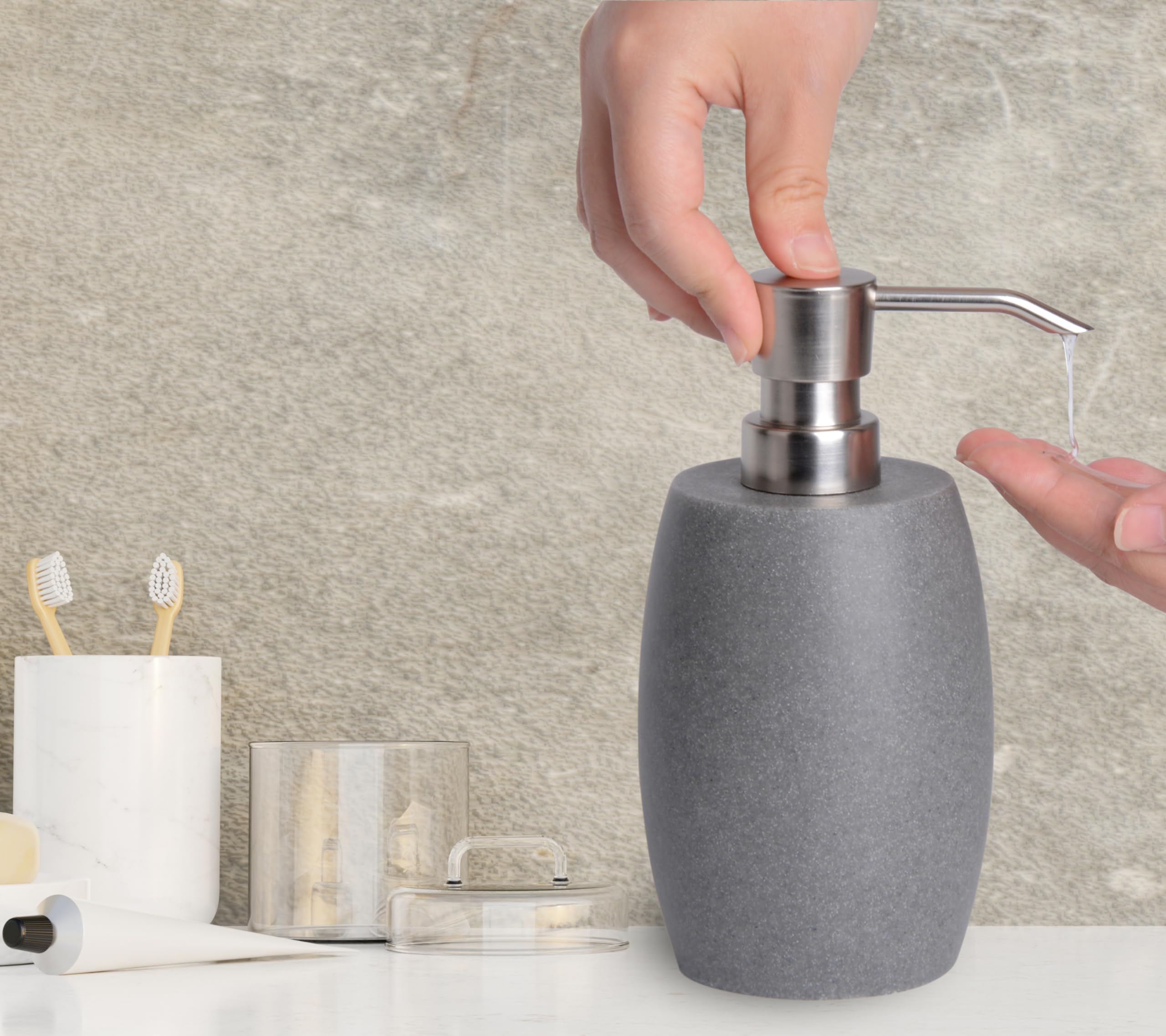 Dispensador de jabón de resina texturizada de piedra arenisca con bomba metálica y etiquetas de botellas impermeables para baño, cocina, lavar a mano, loción de ducha, champú, 12 onzas, 7