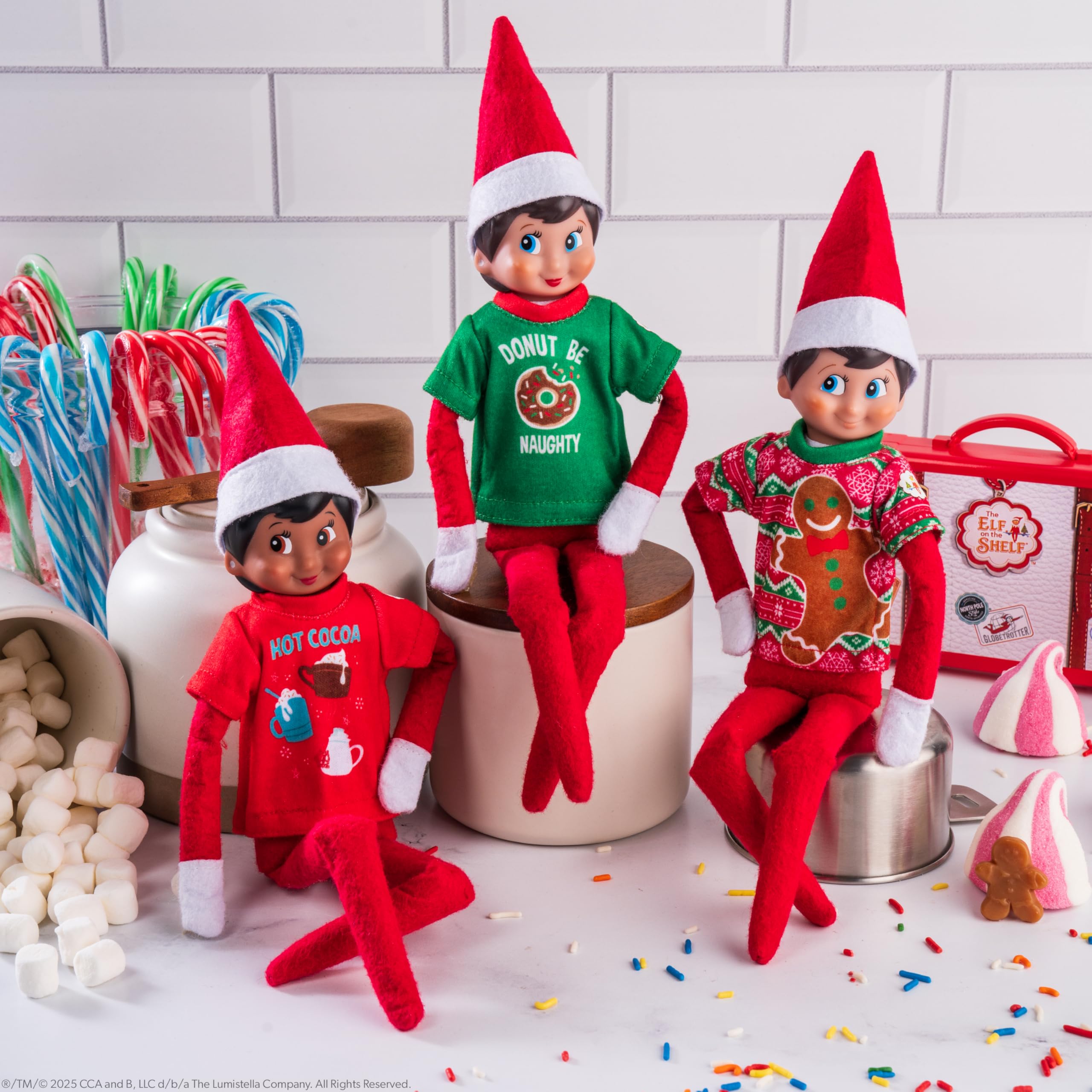 The Elf on the Shelf Claus Couture Collection - Juego de 3 Camisetas de tamaño Elfo con diseños de Pan de Jengibre, Cacao Caliente y Dona, Elfo Explorador no Incluido