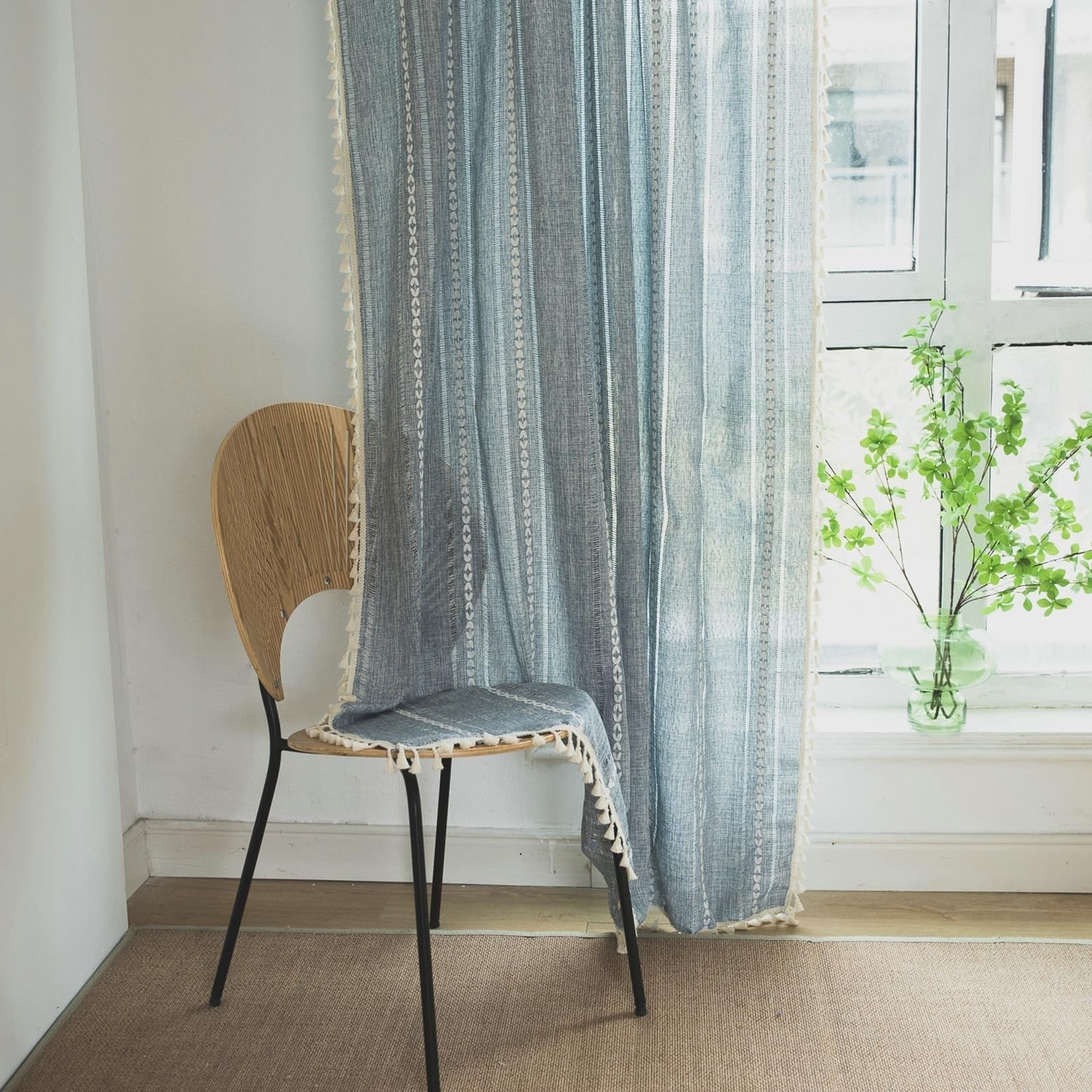 Petit rideau meuble cuisine bleu uni 132x45 avec pompons et crochet placard